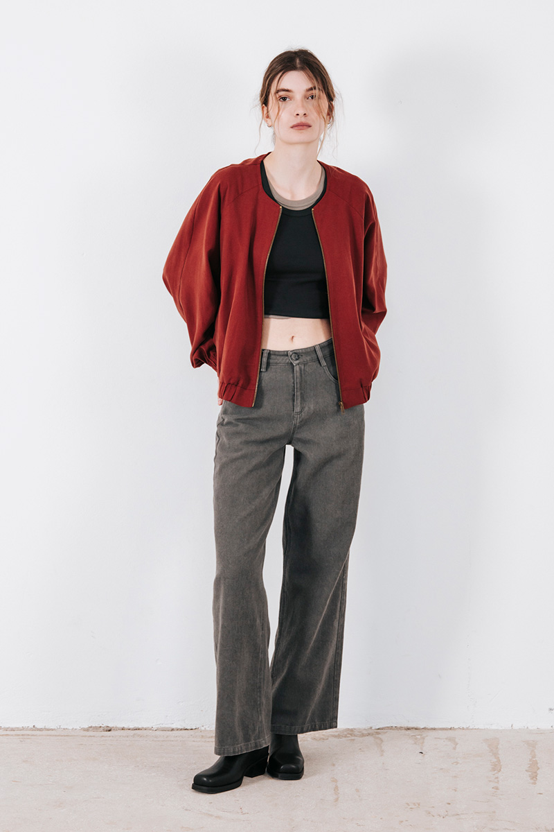 Bomber τζάκετ με λάστιχο στα μανίκιακαι στο τελείωμα, κλείσιμο μπροτσά με φερμουάρ και τσέπες στο πλάι. Σύνθεση : Λυοσέλ 92% Λινό 8% Πλύσιμο στους 30°C από την ανάποδη. Στέγνωμα από την ανάποδη. Όχι στεγνωτήριο. Μέγεθος Μοντέλου : OS Τα ρούχα BADILA σχεδιάζονται και ράβονται στην Ελλάδα από το 1989. Αποστολή σε όλη την Ελλάδα σε 1-3 ημέρες. Διαθέσιμο και στα φυσικά μας καταστήματα YELLOW BUTTON Χρεμωνίδου & Δαμάρεως 61 Παγκράτι Γρ. Αυξεντίου 122 Ιλίσια