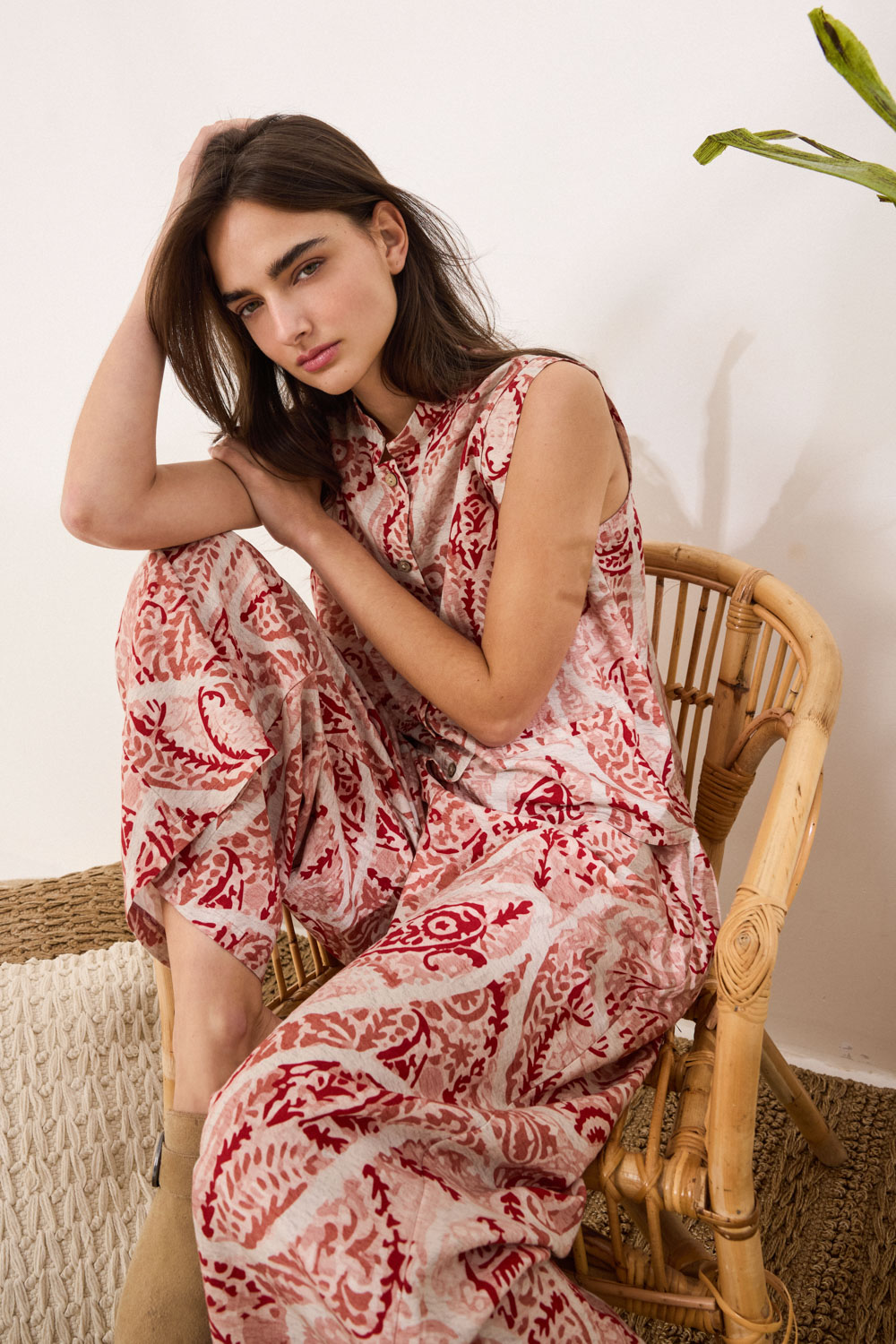 "LISSIRA_1" παντελόνα φαρδιά εμπριμέ Namaste Φαρδιά παντελόνα σε μίνιμαλ γραμμή που προσφέρει άνεση και κομψότητα στην καθημερινή εμφάνιση. Διαθέτει λάστιχο στη μέση για σταθερή εφαρμογή, ενώ οι πρακτικές πλαϊνές τσέπες ενισχύουν τη λειτουργικότητά της. Το ιδιαίτερο print, εμπνευσμένο από λαχούρια , χαρίζει ζωντάνια και χαρακτήρα στο ύφασμα. Συνδυάστε τη με το αμάνικο πουκάμισο GLOW_1 στο ίδιο ύφασμα για ένα ολοκληρωμένο και αρμονικό σετ. 80% Βισκόζη 20% Λινό Τα ρούχα Namaste σχεδιάζονται και ράβονται στην Ελλάδα. Δωρεάν αποστολή σε 1-3 μέρες σε όλη την Ελλάδα. Διαθέσιμο και στο φυσικό μας κατάστημα YELLOW BUTTON Χρεμωνίδου & Δαμάρεως 61 Παγκράτι