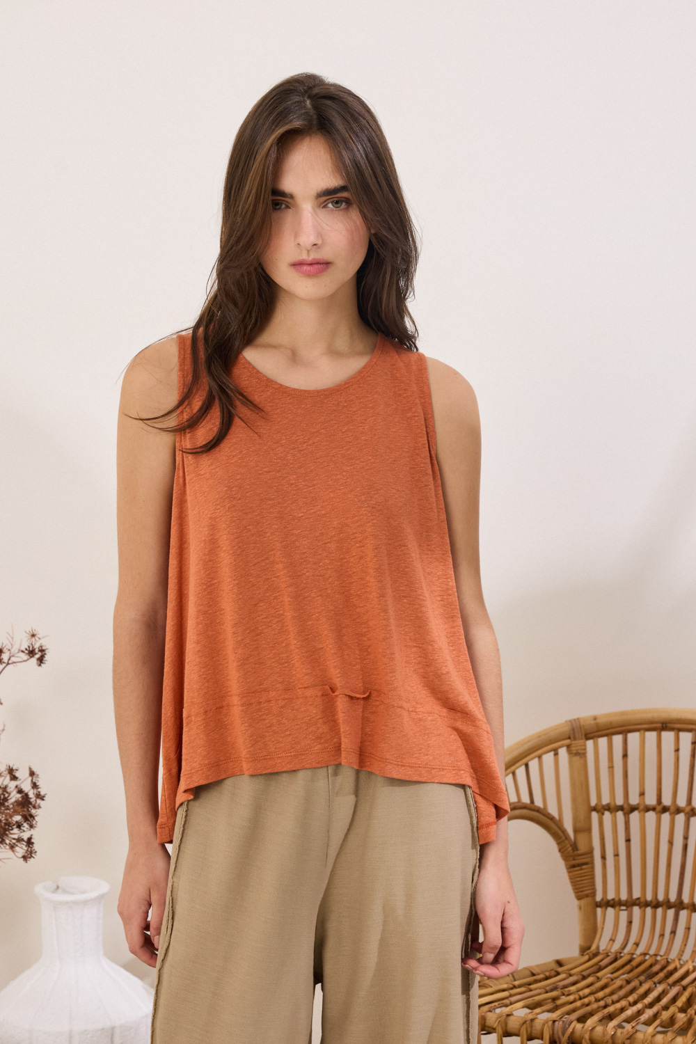 "THALIE" μπλούζα αμάνικη σε ασύμμετρη γραμμή Namaste Μπλούζα αμάνικη με στρογγυλή λαιμόκοψη και ασύμμετρη γραμμή. Διαθέτει σχεδιαστική ραφή με ξέφτια στο μπροστινό μέρος και φτιαγμένη από εξαιρετικό μείγμα βαμβακερού και λινού. Η άνετη γραμμή ολοκληρώνει το αποτέλεσμα με μια μοντέρνα, editorial αισθητική. “Αυτό το προϊόν έχει φτιαχτεί με αγάπη και σεβασμό στο περιβάλλον χρησιμοποιώντας φυσικές ίνες.” 50% Μπαμπού 50% Λινό Τα ρούχα Namaste σχεδιάζονται και ράβονται στην Ελλάδα. Δωρεάν αποστολή σε 1-3 μέρες σε όλη την Ελλάδα. Διαθέσιμο και στο φυσικό μας κατάστημα YELLOW BUTTON Χρεμωνίδου & Δαμάρεως 61 Παγκράτι