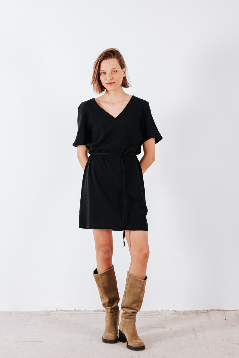 Μαύρο φόρεμα με V γιακά BADILA Μίνι φόρεμα με V λαιμόκοψη και λεπτή ζώνη από το ίδιο ύφασμα. Σύνθεση : Βαμβάκι 100% Πλύσιμο στους 30°C από την ανάποδη. Στέγνωμα από την ανάποδη. Όχι στεγνωτήριο. Μέγεθος Μοντέλου : S Τα ρούχα BADILA σχεδιάζονται και ράβονται στην Ελλάδα από το 1989. Αποστολή σε όλη την Ελλάδα σε 1-3 ημέρες. Διαθέσιμο και στα φυσικά μας καταστήματα YELLOW BUTTON Χρεμωνίδου & Δαμάρεως 61 Παγκράτι Γρ. Αυξεντίου 122 Ιλίσια