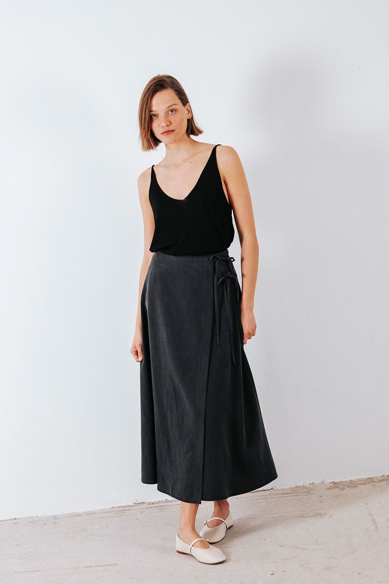 Μίντι φούστα κρουαζέ με διπλό δέσιμο στο πλάι. Τένσελ 100% Μέγεθος Μοντέλου : S Τα ρούχα BADILA σχεδιάζονται και ράβονται στην Ελλάδα από το 1989. Αποστολή σε όλη την Ελλάδα σε 1-3 ημέρες. Διαθέσιμο και στα φυσικά μας καταστήματα YELLOW BUTTON Χρεμωνίδου & Δαμάρεως 61 Παγκράτι Γρ. Αυξεντίου 122 Ιλίσια