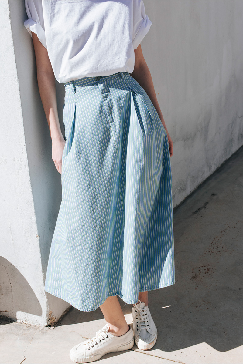 Μακριά φούστα ριγέ, με τσέπες στο πλάι, κλείσιμο μπροστά με κουμπί και φερμουάρ Σύνθεση : Βαμβάκι 62% Λυοσέλ 38% Οδηγίες Πλυσίματος : Πλύσιμο στους 30°C από την ανάποδη. Στέγνωμα από την ανάποδη. Όχι στεγνωτήριο. Συνιστάται σιδέρωμα. Ύψος Μοντέλου : 1,78 Μέγεθος Μοντέλου : XS Τα ρούχα BADILA σχεδιάζονται και ράβονται στην Ελλάδα από το 1989. Αποστολή σε όλη την Ελλάδα σε 1-3 ημέρες. Διαθέσιμο και στα φυσικά μας καταστήματα YELLOW BUTTON Χρεμωνίδου & Δαμάρεως 61 Παγκράτι Γρ. Αυξεντίου 122 Ιλίσια