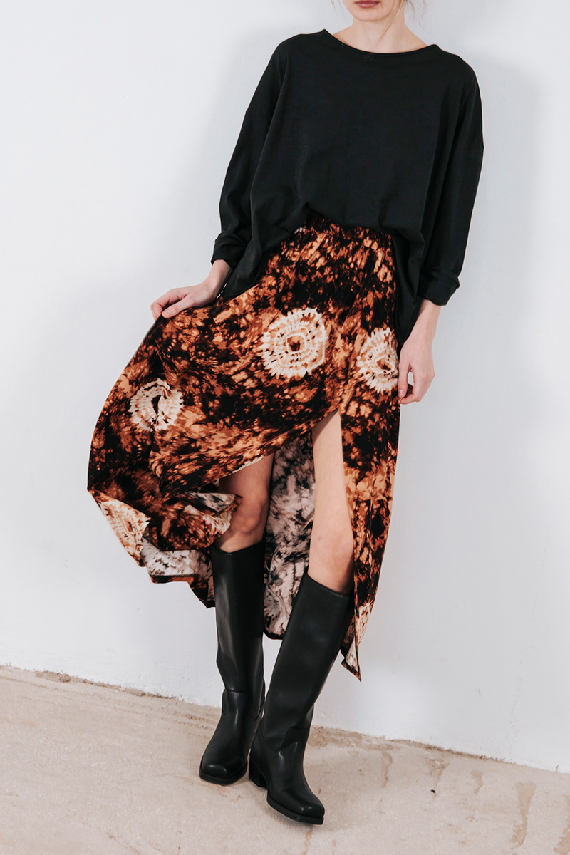 Εμπριμέ φούστα με λάστιχο στη μέση και άνοιγμα μπροστά. Σύνθεση : Βισκόζ 100% Οδηγίες Πλυσίματος : Πλύσιμο στους 30°C από την ανάποδη. Στέγνωμα από την ανάποδη. Όχι στεγνωτήριο. Συνιστάται σιδέρωμα. Ύψος Μοντέλου : 1,78 Μέγεθος Μοντέλου : S Τα ρούχα BADILA σχεδιάζονται και ράβονται στην Ελλάδα από το 1989. Αποστολή σε όλη την Ελλάδα σε 1-3 ημέρες. Διαθέσιμο και στα φυσικά μας καταστήματα YELLOW BUTTON Χρεμωνίδου & Δαμάρεως 61 Παγκράτι Γρ. Αυξεντίου 122 Ιλίσια