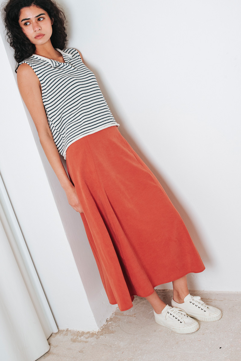 Μίντι φαρδιά φούστα. Κλείσιμο στο πίσω μέρος με κρυφό φερμουάρ. Σύνθεση : Τένσελ 100% Πλύσιμο στους 30°C από την ανάποδη. Στέγνωμα από την ανάποδη. Όχι στεγνωτήριο. Μέγεθος Μοντέλου : OS Τα ρούχα BADILA σχεδιάζονται και ράβονται στην Ελλάδα από το 1989. Αποστολή σε όλη την Ελλάδα σε 1-3 ημέρες. Διαθέσιμο και στα φυσικά μας καταστήματα YELLOW BUTTON Χρεμωνίδου & Δαμάρεως 61 Παγκράτι Γρ. Αυξεντίου 122 Ιλίσια