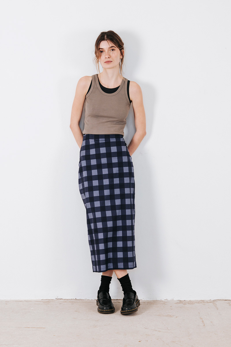 Καρό φούστα BADILA Καρό μίντι φούστα με άνοιγμα πίσω και κλείσιμο πίσω με κρυφό φερμουάρ. Σύνθεση : Βαμβάκι 97% Ελαστάν 3% Πλύσιμο στους 30°C από την ανάποδη. Στέγνωμα από την ανάποδη. Όχι στεγνωτήριο. Μέγεθος Μοντέλου : XS Τα ρούχα BADILA σχεδιάζονται και ράβονται στην Ελλάδα από το 1989. Αποστολή σε όλη την Ελλάδα σε 1-3 ημέρες. Διαθέσιμο και στα φυσικά μας καταστήματα YELLOW BUTTON Χρεμωνίδου & Δαμάρεως 61 Παγκράτι Γρ. Αυξεντίου 122 Ιλίσια