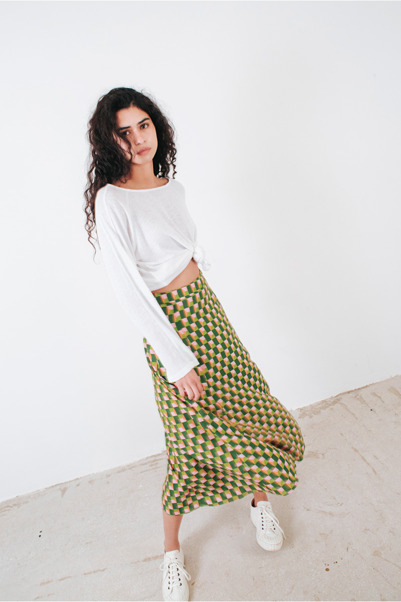 Μίντι εμπριμέ φούστα. Κλείσιμο στο πίσω μέρος με κρυφό φερμουάρ. Σύνθεση : Βισκόζ 100% Πλύσιμο στους 30°C από την ανάποδη. Στέγνωμα από την ανάποδη. Όχι στεγνωτήριο. Μέγεθος Μοντέλου : OS Τα ρούχα BADILA σχεδιάζονται και ράβονται στην Ελλάδα από το 1989. Αποστολή σε όλη την Ελλάδα σε 1-3 ημέρες. Διαθέσιμο και στα φυσικά μας καταστήματα YELLOW BUTTON Χρεμωνίδου & Δαμάρεως 61 Παγκράτι Γρ. Αυξεντίου 122 Ιλίσια