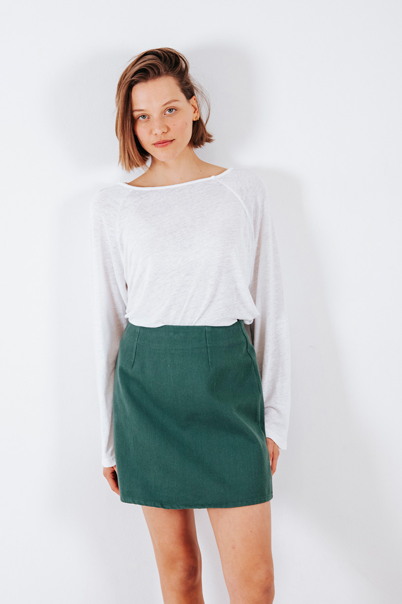 Μίνι βαμβακερή φούστα, κλείσιμο πίσω με φερμουάρ. Βαμβάκι 100% Μέγεθος Μοντέλου : S Τα ρούχα BADILA σχεδιάζονται και ράβονται στην Ελλάδα από το 1989. Αποστολή σε όλη την Ελλάδα σε 1-3 ημέρες. Διαθέσιμο και στα φυσικά μας καταστήματα YELLOW BUTTON Χρεμωνίδου & Δαμάρεως 61 Παγκράτι Γρ. Αυξεντίου 122 Ιλίσια