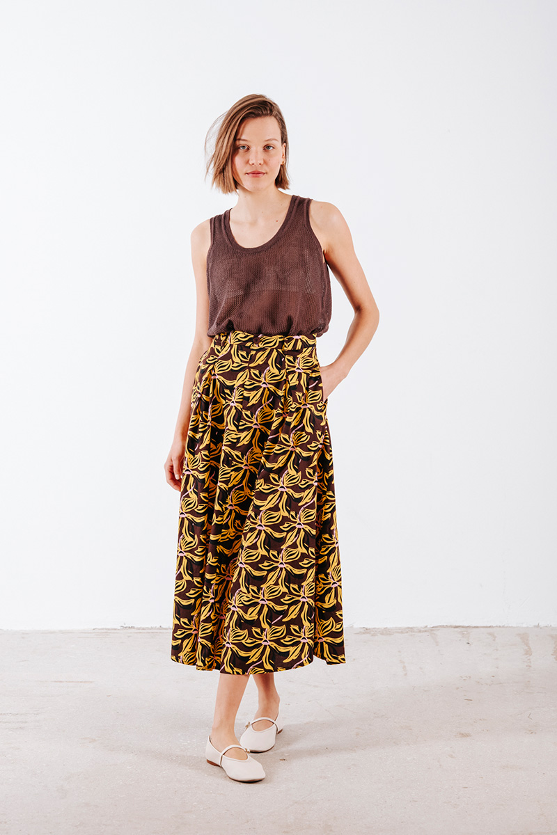 Μακριά φούστα εμπριμέ, με τσέπες στο πλάι, κλείσιμο μπροστά με κουμπί και φερμουάρ. Βαμβάκι 100% Μέγεθος Μοντέλου : S Τα ρούχα BADILA σχεδιάζονται και ράβονται στην Ελλάδα από το 1989. Αποστολή σε όλη την Ελλάδα σε 1-3 ημέρες. Διαθέσιμο και στα φυσικά μας καταστήματα YELLOW BUTTON Χρεμωνίδου & Δαμάρεως 61 Παγκράτι Γρ. Αυξεντίου 122 Ιλίσια