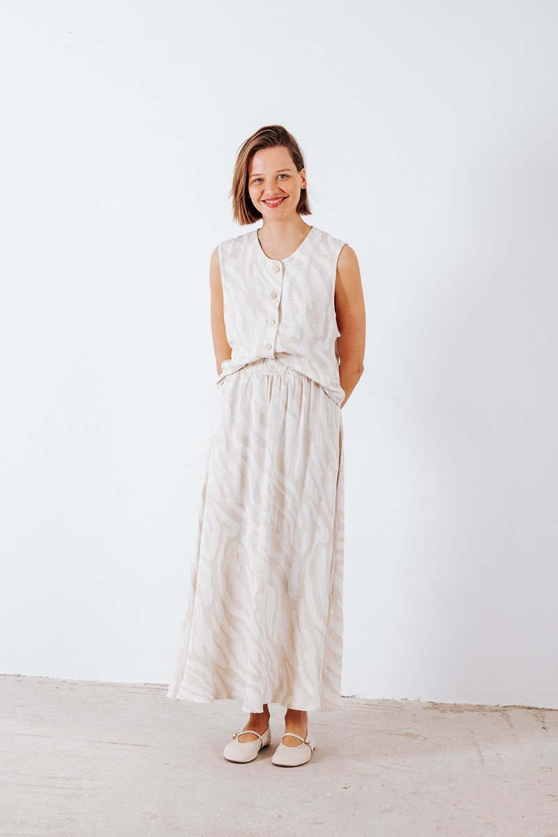 Ζακάρ φούστα με λάστιχο στη μέση. Βισκόζ 90% Λινό 10% Μέγεθος Μοντέλου : S Συνδυάστε με ζακάρ γιλέκο BADILA Οδηγίες Πλυσίματος : Πλύσιμο στους 30°C από την ανάποδη. Στέγνωμα από την ανάποδη. Όχι στεγνωτήριο. Συνιστάται σιδέρωμα. Τα ρούχα BADILA σχεδιάζονται και ράβονται στην Ελλάδα από το 1989. Αποστολή σε όλη την Ελλάδα σε 1-3 ημέρες. Διαθέσιμο και στα φυσικά μας καταστήματα YELLOW BUTTON Χρεμωνίδου & Δαμάρεως 61 Παγκράτι Γρ. Αυξεντίου 122 Ιλίσια