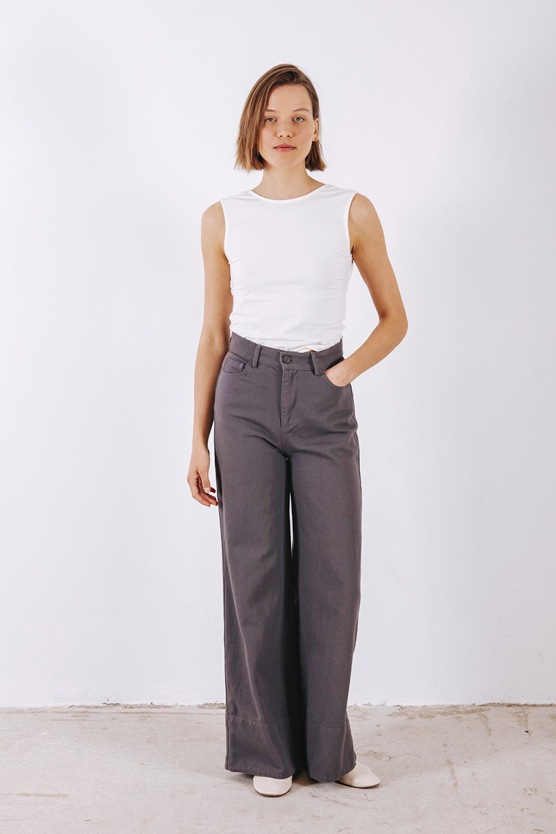 Φαρδύ βαμβακερό παντελόνι BADILA ψηλόμεσο, κλείσιμο μπροστά με φερμουάρ και κουμπί. Σύνθεση : Βαμβάκι 100% Πλύσιμο στους 30°C από την ανάποδη. Στέγνωμα από την ανάποδη. Όχι στεγνωτήριο. Μέγεθος Μοντέλου : OS Τα ρούχα BADILA σχεδιάζονται και ράβονται στην Ελλάδα από το 1989. Αποστολή σε όλη την Ελλάδα σε 1-3 ημέρες. Διαθέσιμο και στα φυσικά μας καταστήματα YELLOW BUTTON Χρεμωνίδου & Δαμάρεως 61 Παγκράτι Γρ. Αυξεντίου 122 Ιλίσια