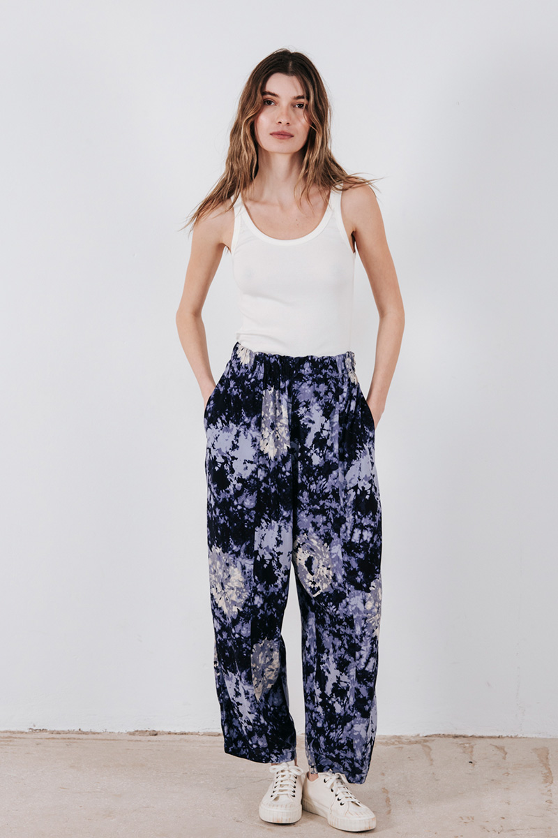 Εμπριμέ παντελόνι BADILA Εμπριμέ παντελόνι με λάστιχο στη μέση και τσέπες στο πλάι. Σύνθεση : Βισκόζ 100% Οδηγίες Πλυσίματος : Πλύσιμο στους 30°C από την ανάποδη. Στέγνωμα από την ανάποδη. Όχι στεγνωτήριο. Συνιστάται σιδέρωμα. Ύψος Μοντέλου : 1,78 Μέγεθος Μοντέλου : Small Τα ρούχα BADILA σχεδιάζονται και ράβονται στην Ελλάδα από το 1989. Αποστολή σε όλη την Ελλάδα σε 1-3 ημέρες. Διαθέσιμο και στα φυσικά μας καταστήματα YELLOW BUTTON Χρεμωνίδου & Δαμάρεως 61 Παγκράτι Γρ. Αυξεντίου 122 Ιλίσια