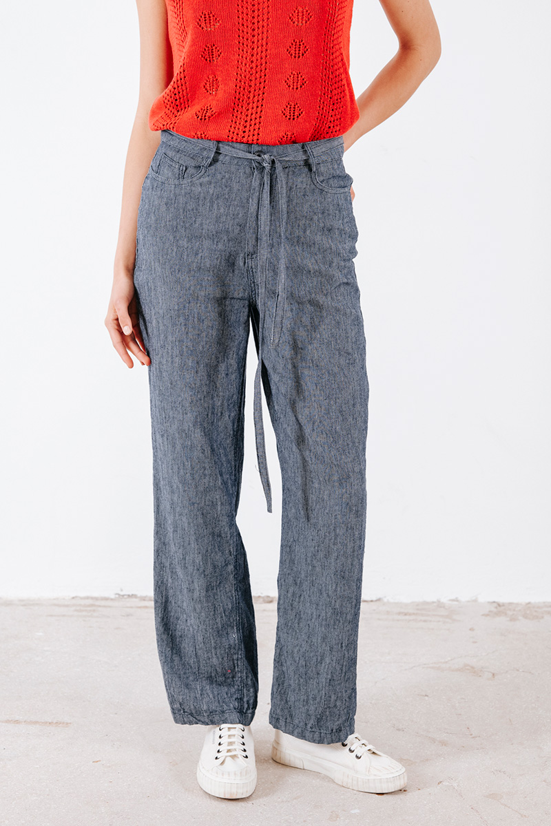 Παντελόνι από λινό και βαμβάκι, με λεπτή ζώνη από το ίδιο ύφασμα και κλείσιμο μπροστά με φερμουάρ και κουμπί. Βαμβάκι 75% Λινό 25% Ύψος Μοντέλου : 1,75 Μέγεθος Μοντέλου : ΟS Συνδυάστε με ζακάρ φούστα BADILA Οδηγίες Πλυσίματος : Πλύσιμο στους 30°C από την ανάποδη. Στέγνωμα από την ανάποδη. Όχι στεγνωτήριο. Συνιστάται σιδέρωμα. Τα ρούχα BADILA σχεδιάζονται και ράβονται στην Ελλάδα από το 1989. Αποστολή σε όλη την Ελλάδα σε 1-3 ημέρες. Διαθέσιμο και στα φυσικά μας καταστήματα YELLOW BUTTON Χρεμωνίδου & Δαμάρεως 61 Παγκράτι Γρ. Αυξεντίου 122 Ιλίσια