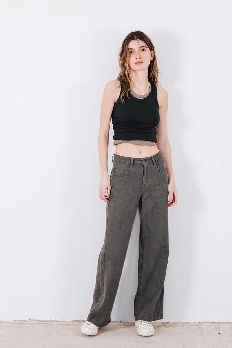 Χαμηλόμεσο βαμβακερό παντελόνι BADILA πεντάτσεπο, κλείσιμο μπροστά με φερμουάρ και κουμπί. Σύνθεση : 100% Βαμβάκι Πλύσιμο στους 30°C από την ανάποδη. Στέγνωμα από την ανάποδη. Όχι στεγνωτήριο. Μέγεθος Μοντέλου : XS Τα ρούχα BADILA σχεδιάζονται και ράβονται στην Ελλάδα από το 1989. Αποστολή σε όλη την Ελλάδα σε 1-3 ημέρες. Διαθέσιμο και στα φυσικά μας καταστήματα YELLOW BUTTON Χρεμωνίδου & Δαμάρεως 61 Παγκράτι Γρ. Αυξεντίου 122 Ιλίσια