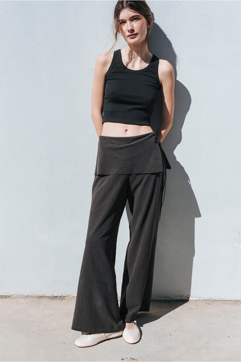 Χαμηλόμεσο παντελόνι, κλείσιμο στο πλάι με φερμουάρ. Σύνθεση : 100% Τένσελ Πλύσιμο στους 30°C από την ανάποδη. Στέγνωμα από την ανάποδη. Όχι στεγνωτήριο. Μέγεθος Μοντέλου : XS Τα ρούχα BADILA σχεδιάζονται και ράβονται στην Ελλάδα από το 1989. Αποστολή σε όλη την Ελλάδα σε 1-3 ημέρες. Διαθέσιμο και στα φυσικά μας καταστήματα YELLOW BUTTON Χρεμωνίδου & Δαμάρεως 61 Παγκράτι Γρ. Αυξεντίου 122 Ιλίσια