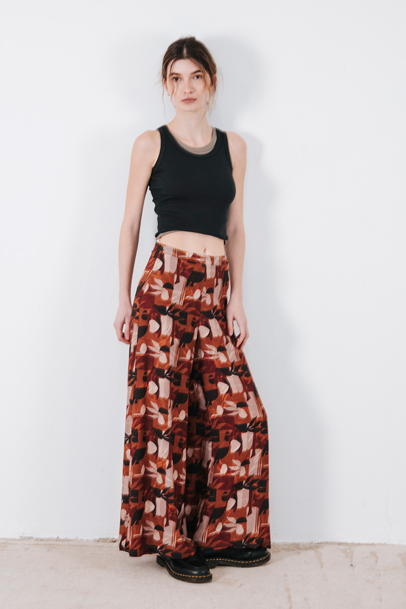 Εμπριμέ παντελόνα, κλείσιμο στο πλαί με κρυφό φερμουάρ. Σύνθεση : Βισκόζ 100% Οδηγίες Πλυσίματος : Πλύσιμο στους 30°C από την ανάποδη. Στέγνωμα από την ανάποδη. Όχι στεγνωτήριο. Συνιστάται σιδέρωμα. Ύψος Μοντέλου : 1,78 Μέγεθος Μοντέλου : XS Τα ρούχα BADILA σχεδιάζονται και ράβονται στην Ελλάδα από το 1989. Αποστολή σε όλη την Ελλάδα σε 1-3 ημέρες. Διαθέσιμο και στα φυσικά μας καταστήματα YELLOW BUTTON Χρεμωνίδου & Δαμάρεως 61 Παγκράτι Γρ. Αυξεντίου 122 Ιλίσια