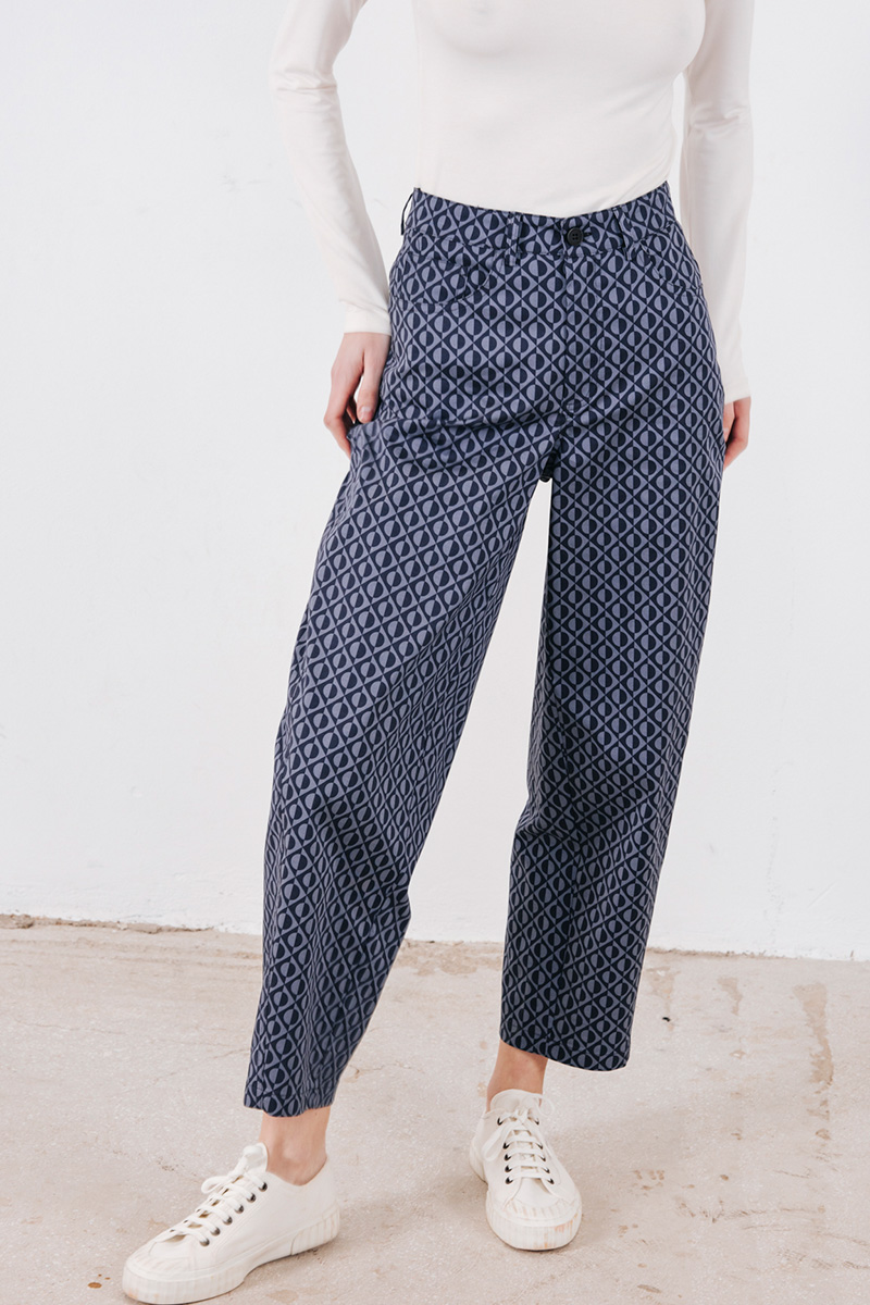 Εμπριμέ παντελόνι BADILA Εμπριμέ πεντάτσεπο παντελόνι, κλείσιμο μπροστά με φερμουάρ και κουμπί. Σύνθεση : Βαμβάκι 97% Ελαστάν 3% Πλύσιμο στους 30°C από την ανάποδη. Στέγνωμα από την ανάποδη. Όχι στεγνωτήριο. Μέγεθος Μοντέλου : XS Τα ρούχα BADILA σχεδιάζονται και ράβονται στην Ελλάδα από το 1989. Αποστολή σε όλη την Ελλάδα σε 1-3 ημέρες. Διαθέσιμο και στα φυσικά μας καταστήματα YELLOW BUTTON Χρεμωνίδου & Δαμάρεως 61 Παγκράτι Γρ. Αυξεντίου 122 Ιλίσια