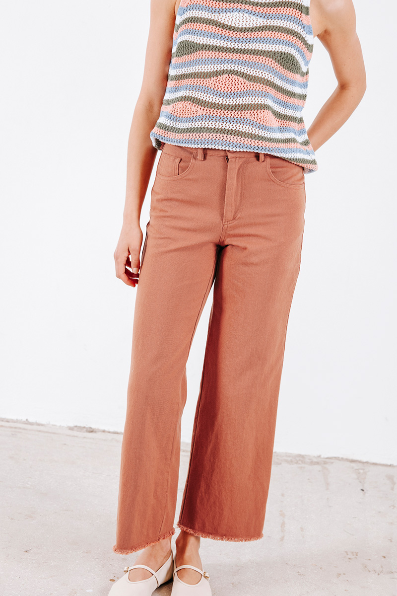 Βαμβακερό παντελόνι πεντάτσεπο, κλείσιμο μπροστά με φερμουάρ και κουμπί. Βαμβάκι 100% Ύψος Μοντέλου : 1,75 Μέγεθος Μοντέλου : ΟS Συνδυάστε με ζακάρ φούστα BADILA Οδηγίες Πλυσίματος : Πλύσιμο στους 30°C από την ανάποδη. Στέγνωμα από την ανάποδη. Όχι στεγνωτήριο. Συνιστάται σιδέρωμα. Τα ρούχα BADILA σχεδιάζονται και ράβονται στην Ελλάδα από το 1989. Αποστολή σε όλη την Ελλάδα σε 1-3 ημέρες. Διαθέσιμο και στα φυσικά μας καταστήματα YELLOW BUTTON Χρεμωνίδου & Δαμάρεως 61 Παγκράτι Γρ. Αυξεντίου 122 Ιλίσια