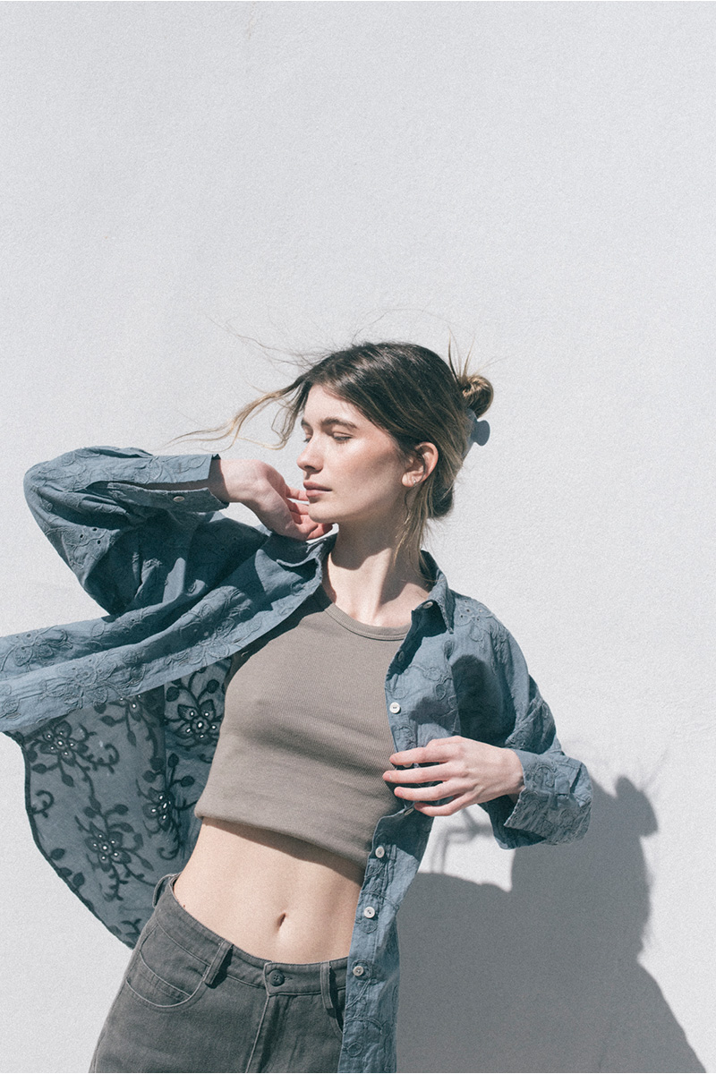 Βαμβακερό πουκάμισο με κέντημα, μακριά μανίκια, γιακά και κλείσιμο μπροστά με κουμπιά. Σύνθεση : Βαμβάκι 100% Οδηγίες Πλυσίματος : Πλύσιμο στους 30°C από την ανάποδη. Στέγνωμα από την ανάποδη. Όχι στεγνωτήριο. Συνιστάται σιδέρωμα. Ύψος Μοντέλου : 1,78 Μέγεθος Μοντέλου : OS Τα ρούχα BADILA σχεδιάζονται και ράβονται στην Ελλάδα από το 1989. Αποστολή σε όλη την Ελλάδα σε 1-3 ημέρες. Διαθέσιμο και στα φυσικά μας καταστήματα YELLOW BUTTON Χρεμωνίδου & Δαμάρεως 61 Παγκράτι Γρ. Αυξεντίου 122 Ιλίσια