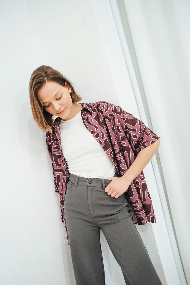 Εμπριμέ φαρδύ πουκάμισο με γιακά. Κλείσιμο μπροστά με κουμπιά. Βαμβάκι 50% Βισκόζ 50% Ύψος Μοντέλου : 1,75 Μέγεθος Μοντέλου : ΟS Συνδυάστε με ζακάρ φούστα BADILA Οδηγίες Πλυσίματος : Πλύσιμο στους 30°C από την ανάποδη. Στέγνωμα από την ανάποδη. Όχι στεγνωτήριο. Συνιστάται σιδέρωμα. Τα ρούχα BADILA σχεδιάζονται και ράβονται στην Ελλάδα από το 1989. Αποστολή σε όλη την Ελλάδα σε 1-3 ημέρες. Διαθέσιμο και στα φυσικά μας καταστήματα YELLOW BUTTON Χρεμωνίδου & Δαμάρεως 61 Παγκράτι Γρ. Αυξεντίου 122 Ιλίσια