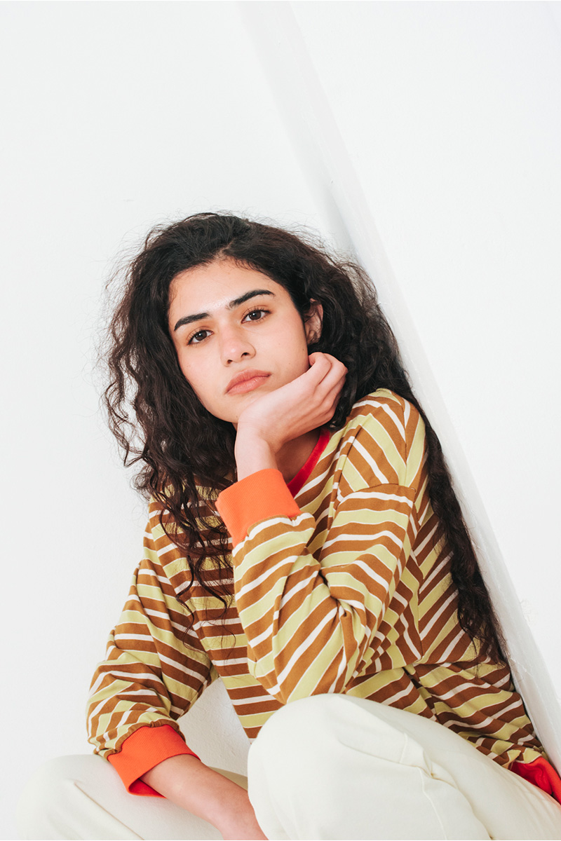 Ριγέ φαρδιά μπλούζα BADILA Ριγέ φαρδιά μπλούζα με στρογγυλή λαιμόκοψη. Σύνθεση : Βαμβάκι 100% Πλύσιμο στους 30°C από την ανάποδη. Στέγνωμα από την ανάποδη. Όχι στεγνωτήριο. Μέγεθος Μοντέλου : OS Τα ρούχα BADILA σχεδιάζονται και ράβονται στην Ελλάδα από το 1989. Αποστολή σε όλη την Ελλάδα σε 1-3 ημέρες. Διαθέσιμο και στα φυσικά μας καταστήματα YELLOW BUTTON Χρεμωνίδου & Δαμάρεως 61 Παγκράτι Γρ. Αυξεντίου 122 Ιλίσια