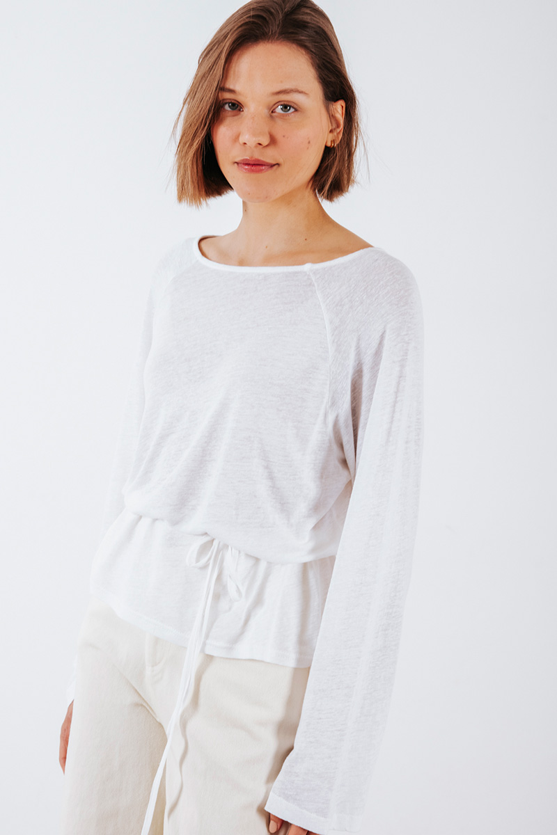 Μπλούζα μακρυμάνικη με στρογγυλή λαιμόκοψη και κορδόνι στη μέση από το ίδιο ύφασμα. Σύνθεση : Λινό 50% Μπαμπού 50% Πλύσιμο στους 30°C από την ανάποδη. Στέγνωμα από την ανάποδη. Όχι στεγνωτήριο. Μέγεθος Μοντέλου : OS Τα ρούχα BADILA σχεδιάζονται και ράβονται στην Ελλάδα από το 1989. Αποστολή σε όλη την Ελλάδα σε 1-3 ημέρες. Διαθέσιμο και στα φυσικά μας καταστήματα YELLOW BUTTON Χρεμωνίδου & Δαμάρεως 61 Παγκράτι