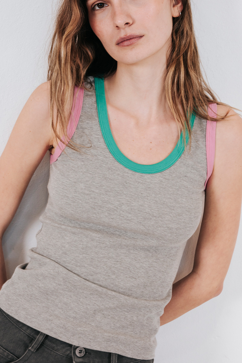 Αμάνικο ριπ τοπ από οργανικό βαμβάκι με στρογγυλή λαιμόκοψη και χρωματιστά τελειώματα. Σύνθεση : Οργανικό Βαμβάκι 95% Ελαστάν 5% Οδηγίες Πλυσίματος : Πλύσιμο στους 30°C από την ανάποδη. Στέγνωμα από την ανάποδη. Όχι στεγνωτήριο. Συνιστάται σιδέρωμα. Ύψος Μοντέλου : 1,78 Μέγεθος Μοντέλου : ΟS Τα ρούχα BADILA σχεδιάζονται και ράβονται στην Ελλάδα από το 1989. Αποστολή σε όλη την Ελλάδα σε 1-3 ημέρες. Διαθέσιμο και στα φυσικά μας καταστήματα YELLOW BUTTON Χρεμωνίδου & Δαμάρεως 61 Παγκράτι Γρ. Αυξεντίου 122 Ιλίσια