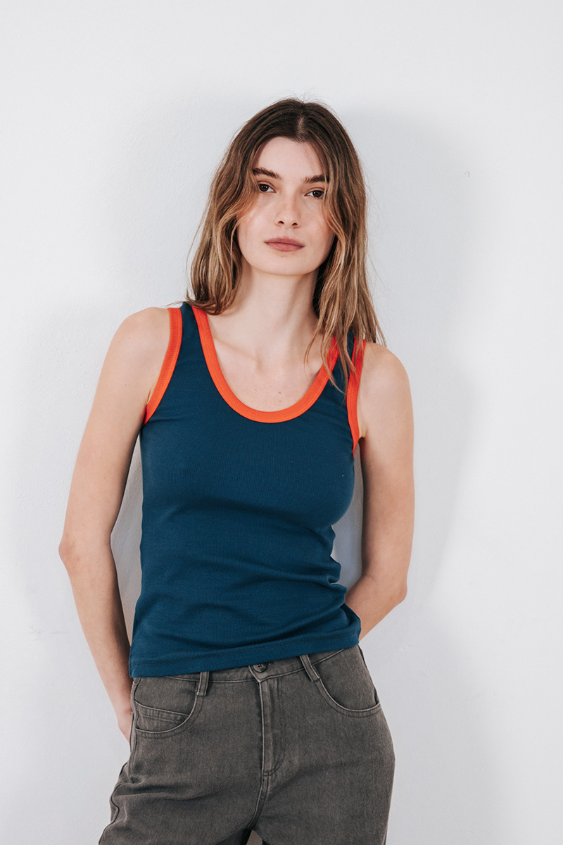 Αμάνικο ριπ τοπ από οργανικό βαμβάκι με στρογγυλή λαιμόκοψη και χρωματιστά τελειώματα. Σύνθεση : Οργανικό Βαμβάκι 95% Ελαστάν 5% Οδηγίες Πλυσίματος : Πλύσιμο στους 30°C από την ανάποδη. Στέγνωμα από την ανάποδη. Όχι στεγνωτήριο. Συνιστάται σιδέρωμα. Ύψος Μοντέλου : 1,78 Μέγεθος Μοντέλου : ΟS Τα ρούχα BADILA σχεδιάζονται και ράβονται στην Ελλάδα από το 1989. Αποστολή σε όλη την Ελλάδα σε 1-3 ημέρες. Διαθέσιμο και στα φυσικά μας καταστήματα YELLOW BUTTON Χρεμωνίδου & Δαμάρεως 61 Παγκράτι Γρ. Αυξεντίου 122 Ιλίσια