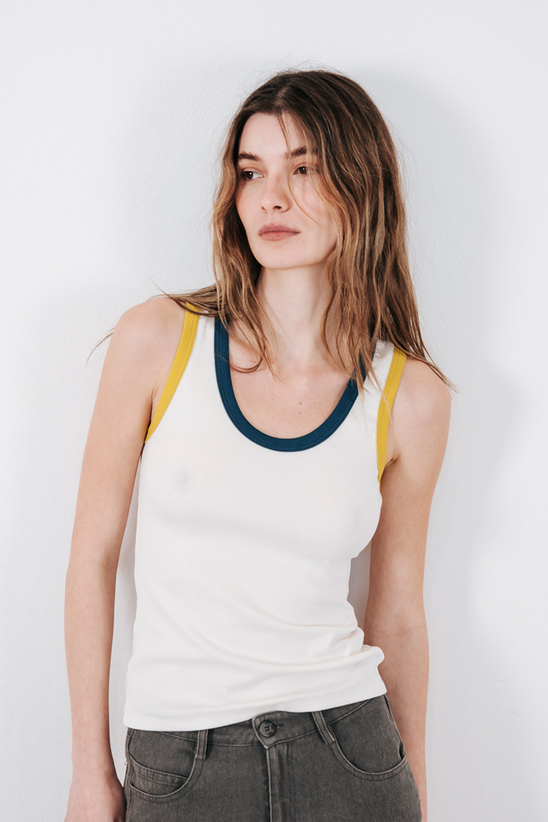 Αμάνικο ριπ τοπ από οργανικό βαμβάκι με στρογγυλή λαιμόκοψη και χρωματιστά τελειώματα. Σύνθεση : Οργανικό Βαμβάκι 95% Ελαστάν 5% Οδηγίες Πλυσίματος : Πλύσιμο στους 30°C από την ανάποδη. Στέγνωμα από την ανάποδη. Όχι στεγνωτήριο. Συνιστάται σιδέρωμα. Ύψος Μοντέλου : 1,78 Μέγεθος Μοντέλου : ΟS Τα ρούχα BADILA σχεδιάζονται και ράβονται στην Ελλάδα από το 1989. Αποστολή σε όλη την Ελλάδα σε 1-3 ημέρες. Διαθέσιμο και στα φυσικά μας καταστήματα YELLOW BUTTON Χρεμωνίδου & Δαμάρεως 61 Παγκράτι Γρ. Αυξεντίου 122 Ιλίσια