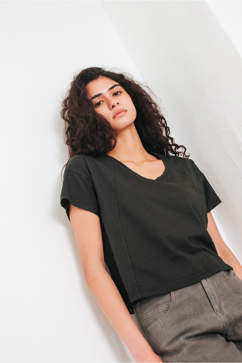 Βαμβακερή κοντομάνικη μπλούζα με ανοιχτή λαιμόκοψη. Σύνθεση : Βαμβάκι 100% Οδηγίες Πλυσίματος : Πλύσιμο στους 30°C από την ανάποδη. Στέγνωμα από την ανάποδη. Όχι στεγνωτήριο. Συνιστάται σιδέρωμα. Ύψος Μοντέλου : 1,78 Μέγεθος Μοντέλου : ΟS Τα ρούχα BADILA σχεδιάζονται και ράβονται στην Ελλάδα από το 1989. Αποστολή σε όλη την Ελλάδα σε 1-3 ημέρες. Διαθέσιμο και στα φυσικά μας καταστήματα YELLOW BUTTON Χρεμωνίδου & Δαμάρεως 61 Παγκράτι Γρ. Αυξεντίου 122 Ιλίσια