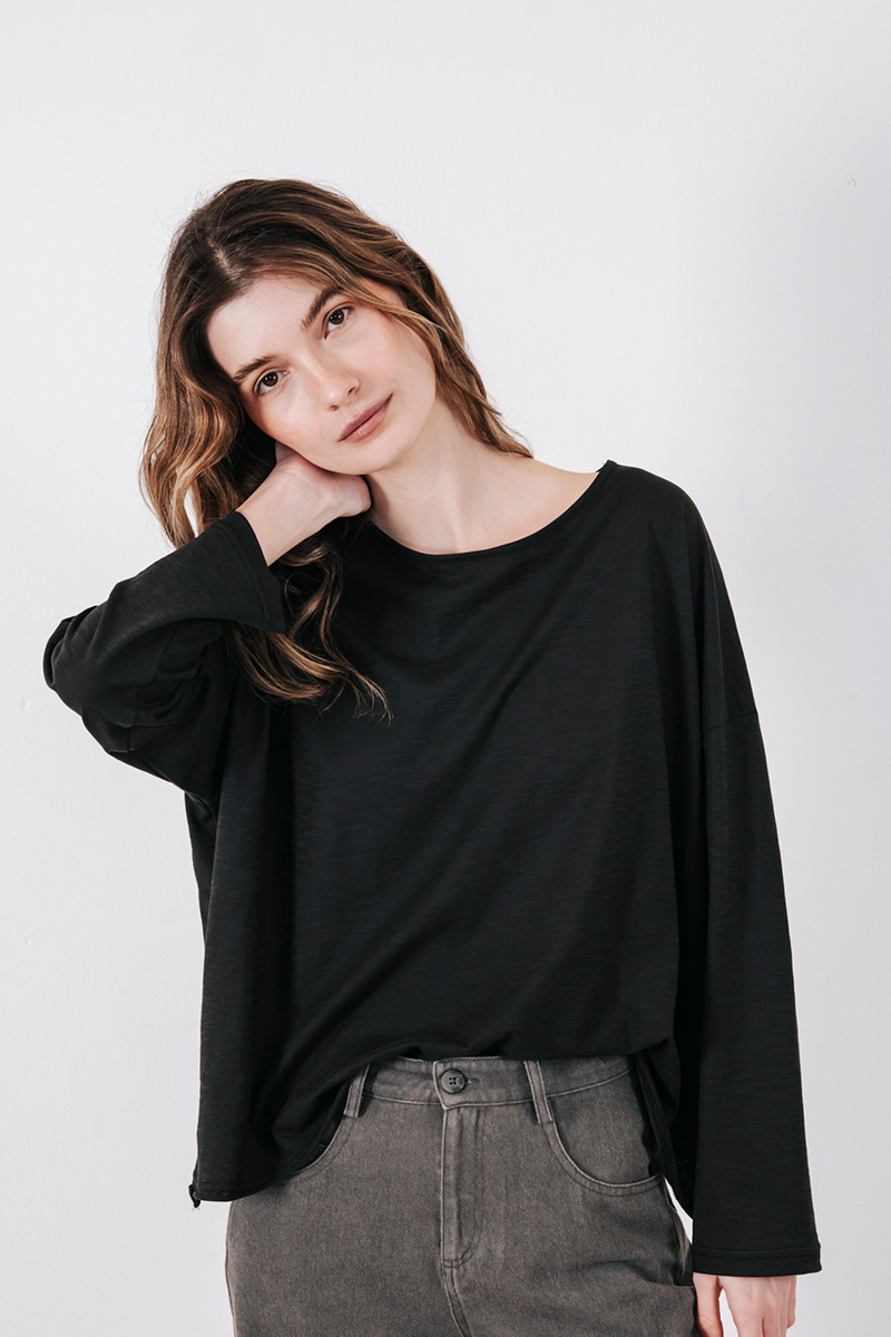 Βαμβακερή μπλούζα BADILA μακρυμάνικη με στρογγυλή λαιμόκοψη. Σύνθεση : 100% Βαμβάκι Πλύσιμο στους 30°C από την ανάποδη. Στέγνωμα από την ανάποδη. Όχι στεγνωτήριο. Μέγεθος Μοντέλου : OS Τα ρούχα BADILA σχεδιάζονται και ράβονται στην Ελλάδα από το 1989. Αποστολή σε όλη την Ελλάδα σε 1-3 ημέρες. Διαθέσιμο και στα φυσικά μας καταστήματα YELLOW BUTTON Χρεμωνίδου & Δαμάρεως 61 Παγκράτι Γρ. Αυξεντίου 122 Ιλίσια