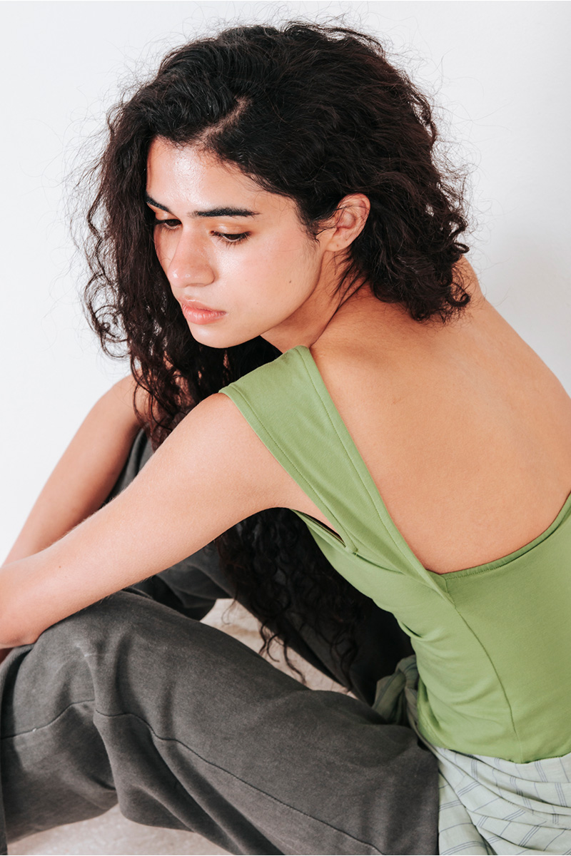 Αμάνικη μπλούζα με ανοιχτή πλάτη και στρογγυλή λαιμόκοψη. Βαμβάκι 95% Ελαστάν 5% Ύψος Μοντέλου : 1,78 Μέγεθος Μοντέλου : ΟS Συνδυάστε με ζακάρ φούστα BADILA Οδηγίες Πλυσίματος : Πλύσιμο στους 30°C από την ανάποδη. Στέγνωμα από την ανάποδη. Όχι στεγνωτήριο. Συνιστάται σιδέρωμα. Τα ρούχα BADILA σχεδιάζονται και ράβονται στην Ελλάδα από το 1989. Αποστολή σε όλη την Ελλάδα σε 1-3 ημέρες. Διαθέσιμο και στα φυσικά μας καταστήματα YELLOW BUTTON Χρεμωνίδου & Δαμάρεως 61 Παγκράτι Γρ. Αυξεντίου 122 Ιλίσια