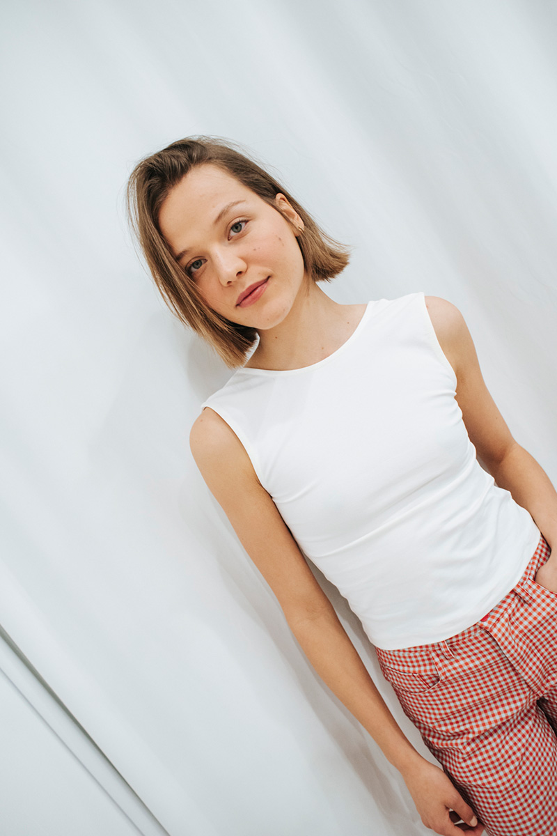 Αμάνικη μπλούζα με ανοιχτή πλάτη και στρογγυλή λαιμόκοψη. Βαμβάκι 95% Ελαστάν 5% Ύψος Μοντέλου : 1,78 Μέγεθος Μοντέλου : ΟS Συνδυάστε με ζακάρ φούστα BADILA Οδηγίες Πλυσίματος : Πλύσιμο στους 30°C από την ανάποδη. Στέγνωμα από την ανάποδη. Όχι στεγνωτήριο. Συνιστάται σιδέρωμα. Τα ρούχα BADILA σχεδιάζονται και ράβονται στην Ελλάδα από το 1989. Αποστολή σε όλη την Ελλάδα σε 1-3 ημέρες. Διαθέσιμο και στα φυσικά μας καταστήματα YELLOW BUTTON Χρεμωνίδου & Δαμάρεως 61 Παγκράτι Γρ. Αυξεντίου 122 Ιλίσια