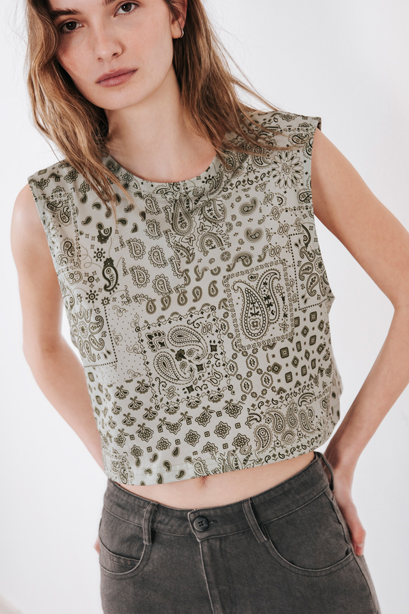 Αμάνικη εμπριμέ μπλούζα κοντή με στρογγυλή λαιμόκοψη. Σύνθεση : Οργανικό Βαμβάκι 100% Οδηγίες Πλυσίματος : Πλύσιμο στους 30°C από την ανάποδη. Στέγνωμα από την ανάποδη. Όχι στεγνωτήριο. Συνιστάται σιδέρωμα. Ύψος Μοντέλου : 1,78 Μέγεθος Μοντέλου : S Τα ρούχα BADILA σχεδιάζονται και ράβονται στην Ελλάδα από το 1989. Αποστολή σε όλη την Ελλάδα σε 1-3 ημέρες. Διαθέσιμο και στα φυσικά μας καταστήματα YELLOW BUTTON Χρεμωνίδου & Δαμάρεως 61 Παγκράτι Γρ. Αυξεντίου 122 Ιλίσια