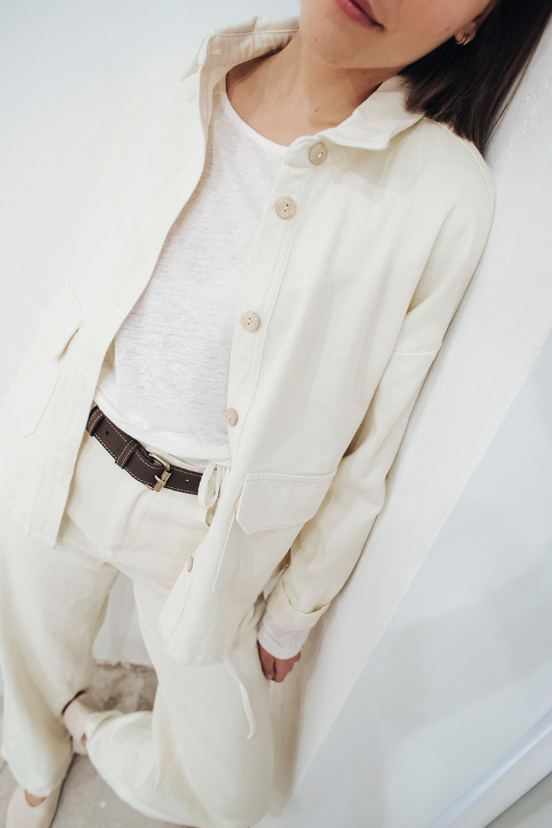 Βαμβακερό τζάκετ BADILA με τσέπες μπροστά και κλείσιμο μπροστά με κουμπιά. Σύνθεση : Βαμβάκι 100% Πλύσιμο στους 30°C από την ανάποδη. Στέγνωμα από την ανάποδη. Όχι στεγνωτήριο. Μέγεθος Μοντέλου : OS Τα ρούχα BADILA σχεδιάζονται και ράβονται στην Ελλάδα από το 1989. Αποστολή σε όλη την Ελλάδα σε 1-3 ημέρες. Διαθέσιμο και στα φυσικά μας καταστήματα YELLOW BUTTON Χρεμωνίδου & Δαμάρεως 61 Παγκράτι Γρ. Αυξεντίου 122 Ιλίσια