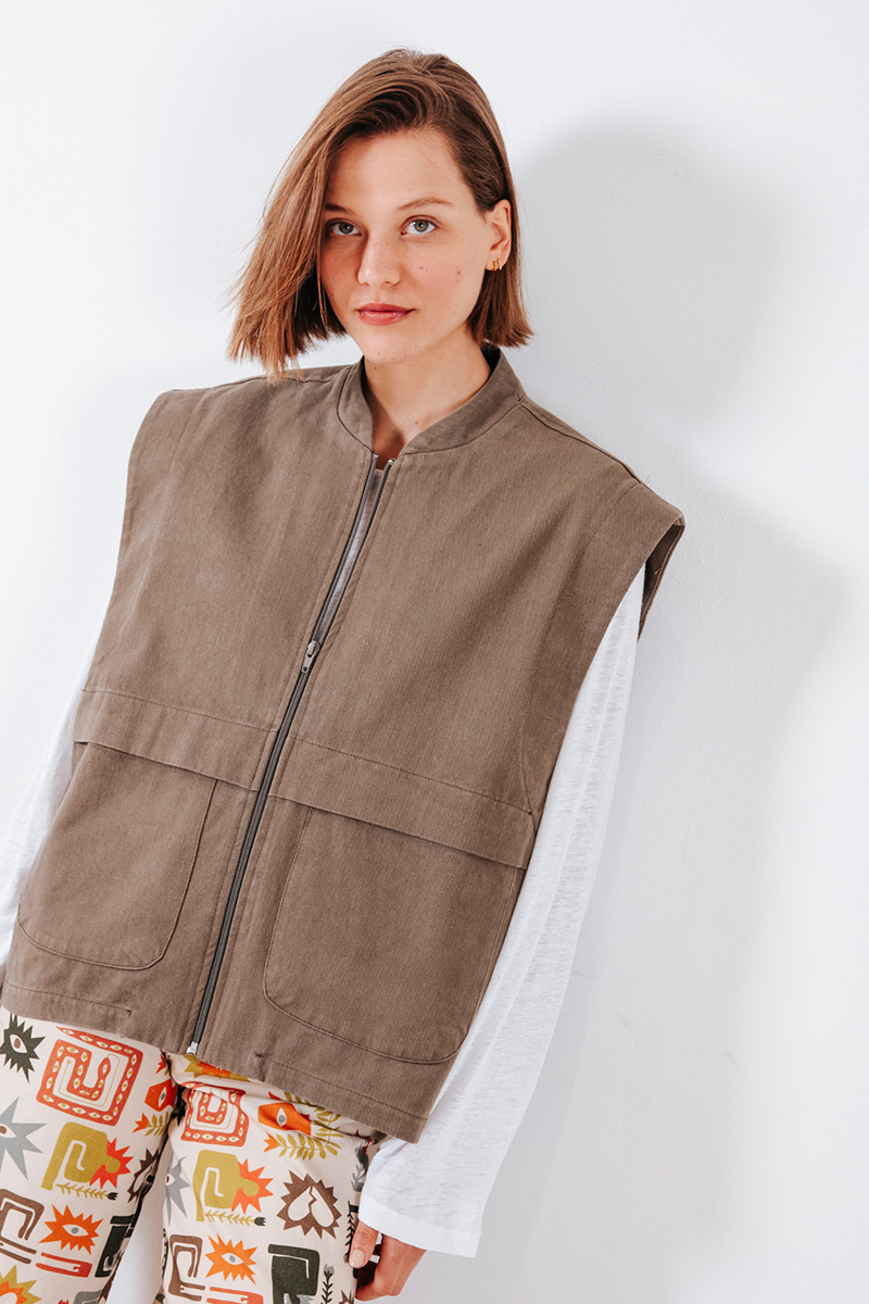 Βαμβακερό γιλέκο BADILA με τσέπες μπροστά και κλείσιμο μπροστά με φερμουάρ. Σύνθεση : Βαμβάκι 100% Πλύσιμο στους 30°C από την ανάποδη. Στέγνωμα από την ανάποδη. Όχι στεγνωτήριο. Μέγεθος Μοντέλου : OS Τα ρούχα BADILA σχεδιάζονται και ράβονται στην Ελλάδα από το 1989. Αποστολή σε όλη την Ελλάδα σε 1-3 ημέρες. Διαθέσιμο και στα φυσικά μας καταστήματα YELLOW BUTTON Χρεμωνίδου & Δαμάρεως 61 Παγκράτι Γρ. Αυξεντίου 122 Ιλίσια