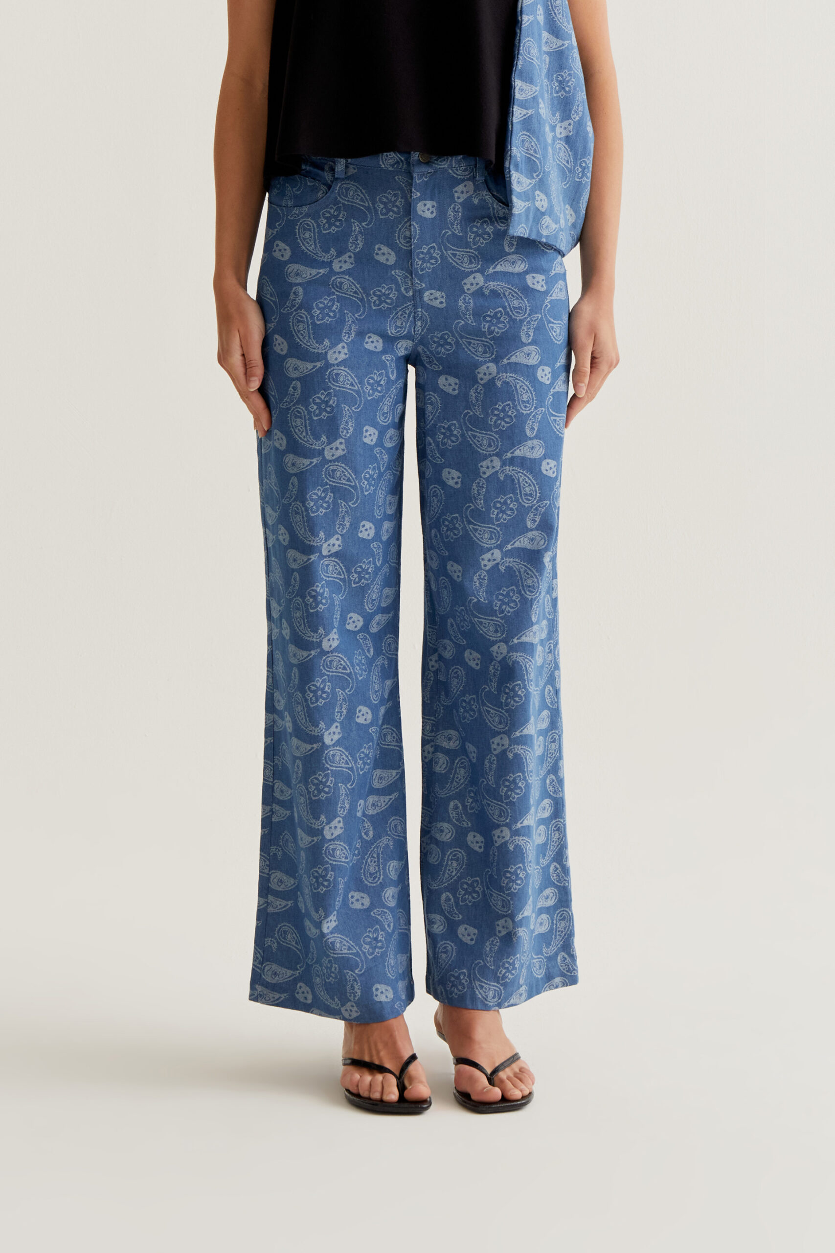 Παντελόνι τζιν από 100% βαμβάκι με τύπωμα paisley. Ψηλόμεση, σταθερή ζώνη και ίσιο μπατζάκι. Κλείσιμο με κουμπιά. Πλαϊνές και πίσω τσέπες. Το μοντέλο έχει ύψος 177 εκ. και φοράει μέγεθος S. Πλένεται στο πλυντήριο με κρύο νερό, όχι στεγνωτήριο, στέγνωμα στην σκιά, σιδερώνεται σε μέγιστη θερμοκρασία 110°C Αποστολή σε όλη την Ελλάδα σε 1-3 ημέρες. Διαθέσιμο και στα φυσικά μας κατάστηματα YELLOW BUTTON Χρεμωνίδου & Δαμάρεως 61 Παγκράτι. Γρηγορίου Αυξεντίου 122 Άνω Ιλίσια Βάλτε τον κωδικό COMPANIA στο κουπόνι και κερδίστε 10% έκπτωση!