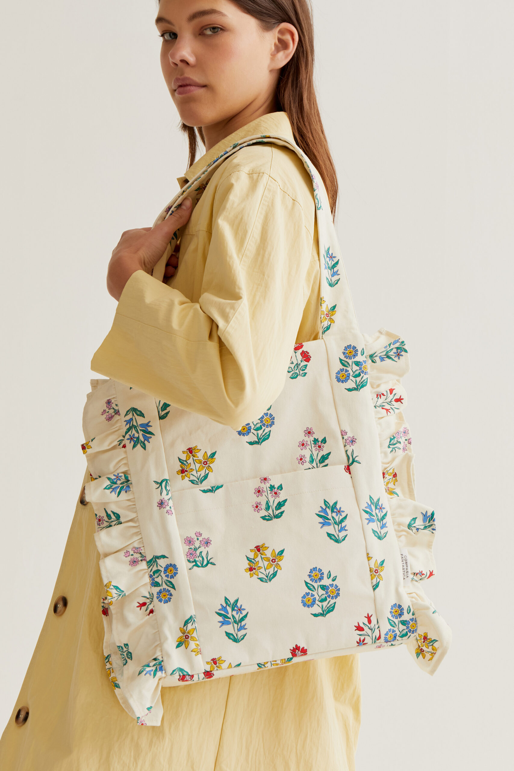 Τσάντα από 100% βαμβακερό ύφασμα με τύπωμα Garden. Κοντό χερούλι. Κλείσιμο με φερμουάρ. Μπροστινή τσέπη. Λεπτομέρεια με βολάν. Εσωτερική επένδυση. Πλένεται στο πλυντήριο με κρύο νερό, όχι στεγνωτήριο, στέγνωμα στην σκιά, σιδερώνεται σε μέγιστη θερμοκρασία 110°C Αποστολή σε όλη την Ελλάδα σε 1-3 ημέρες. Διαθέσιμο και στα φυσικά μας κατάστηματα YELLOW BUTTON Χρεμωνίδου & Δαμάρεως 61 Παγκράτι. Γρηγορίου Αυξεντίου 122 Άνω Ιλίσια Βάλτε τον κωδικό COMPANIA στο κουπόνι και κερδίστε 10% έκπτωση!