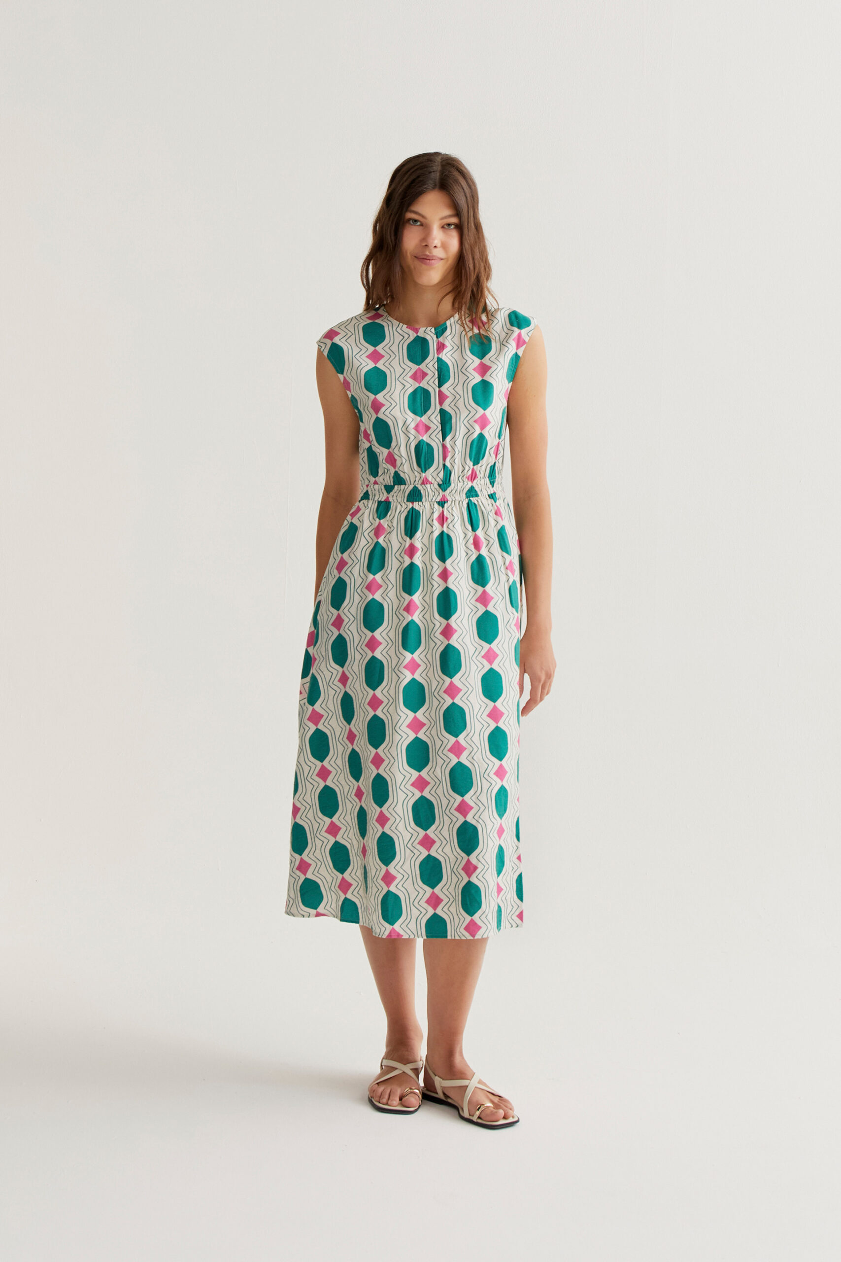 Μίντι φόρεμα από ελαφρύ κρεπ ύφασμα με γεωμετρικό τύπωμα. Στρογγυλή λαιμόκοψη και αμάνικο. Κρυφό κλείσιμο με κουμπιά μπροστά. Ελαστική μέση. Πλαϊνές τσέπες. Φόδρα. Το μοντέλο έχει ύψος 177 εκ. και φοράει μέγεθος S. Πλένεται στο πλυντήριο με κρύο νερό, όχι στεγνωτήριο, στέγνωμα στην σκιά, σιδερώνεται σε μέγιστη θερμοκρασία 110°C Αποστολή σε όλη την Ελλάδα σε 1-3 ημέρες. Διαθέσιμο και στα φυσικά μας κατάστηματα YELLOW BUTTON Χρεμωνίδου & Δαμάρεως 61 Παγκράτι. Γρηγορίου Αυξεντίου 122 Άνω Ιλίσια Βάλτε τον κωδικό COMPANIA στο κουπόνι και κερδίστε 10% έκπτωση!