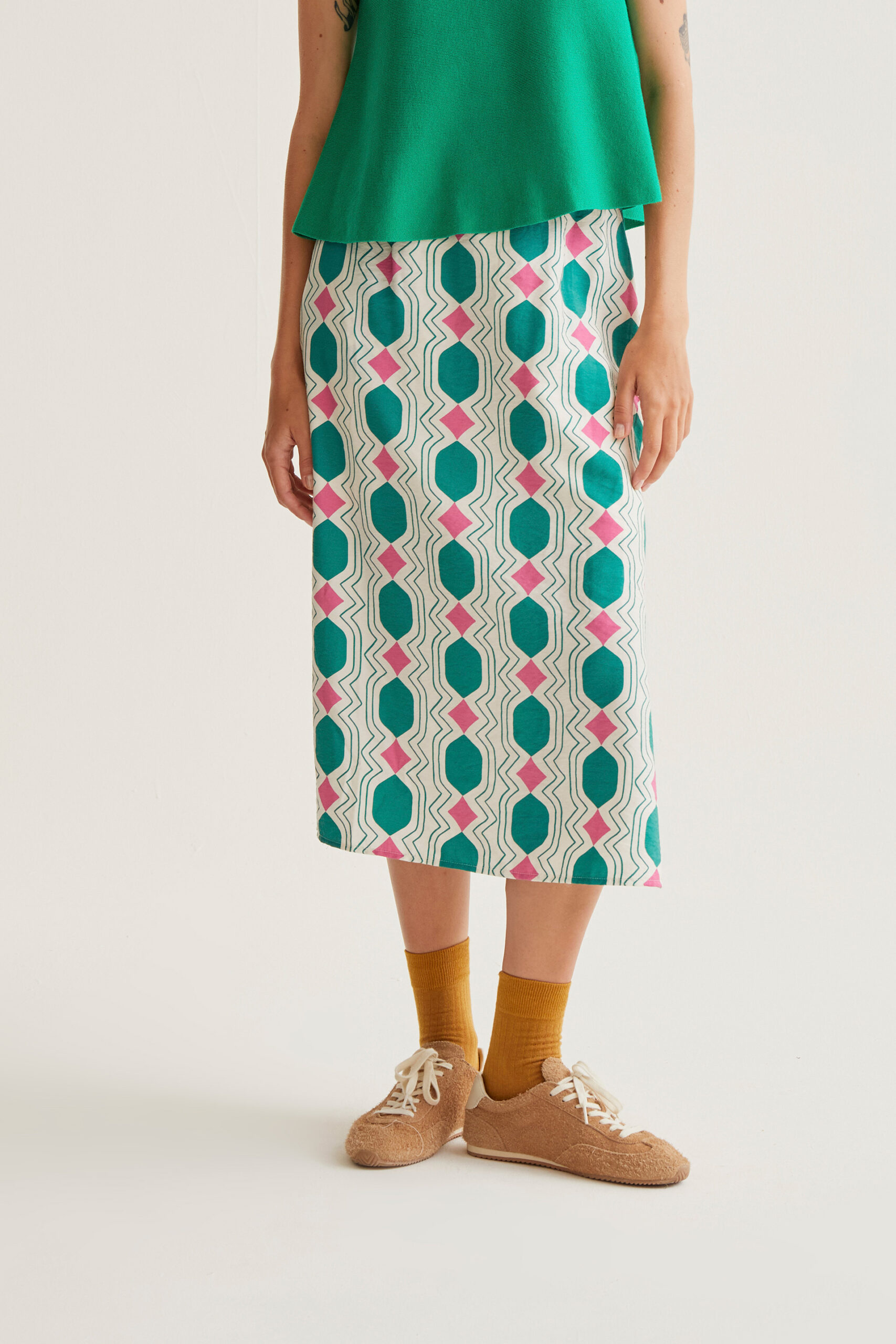 Μίντι φούστα από ελαφρύ κρεπ ύφασμα με γεωμετρικό τύπωμα. Ψηλόμεση ελαστική σταθερή ζώνη. Ριχτό κόψιμο. Ελαφρύ πλαϊνό σκίσιμο. Πλαϊνές τσέπες. Φόδρα. Το μοντέλο έχει ύψος 177 εκ. και φοράει μέγεθος S. Πλένεται στο πλυντήριο με κρύο νερό, όχι στεγνωτήριο, στέγνωμα στην σκιά, σιδερώνεται σε μέγιστη θερμοκρασία 110°C 85% Viscose 15% Polyamide Αποστολή σε όλη την Ελλάδα σε 1-3 ημέρες. Διαθέσιμο και στα φυσικά μας κατάστηματα YELLOW BUTTON Χρεμωνίδου & Δαμάρεως 61 Παγκράτι. Γρηγορίου Αυξεντίου 122 Άνω Ιλίσια Βάλτε τον κωδικό COMPANIA στο κουπόνι και κερδίστε 10% έκπτωση!