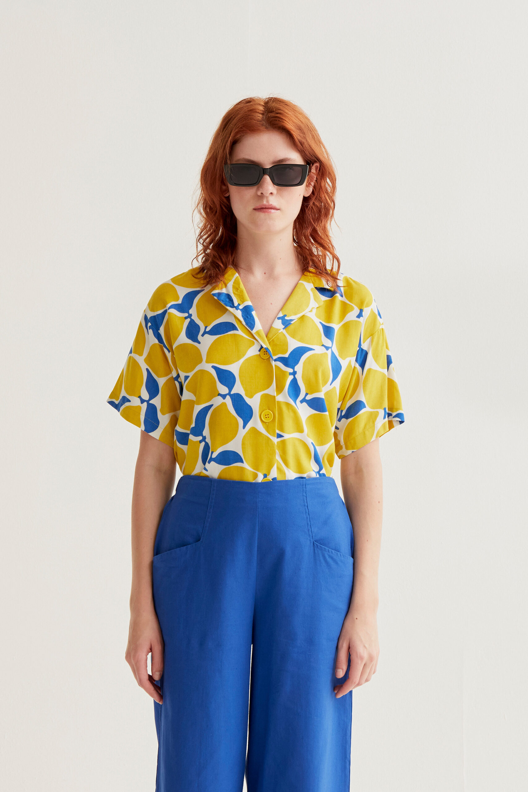 Πουκάμισο με στάμπα Limoncello. Γιακάς με πέτο και μανίκια 3/4. Χαμηλοί ώμοι. Κλείσιμο με κουμπιά μπροστά. Το μοντέλο έχει ύψος 175 εκ. και φοράει μέγεθος S. Πλένεται στο πλυντήριο με κρύο νερό, όχι στεγνωτήριο, στέγνωμα στην σκιά, σιδερώνεται σε μέγιστη θερμοκρασία 110°C 100% Viscose Αποστολή σε όλη την Ελλάδα σε 1-3 ημέρες. Διαθέσιμο και στα φυσικά μας κατάστηματα YELLOW BUTTON Χρεμωνίδου & Δαμάρεως 61 Παγκράτι. Γρηγορίου Αυξεντίου 122 Άνω Ιλίσια Βάλτε τον κωδικό COMPANIA στο κουπόνι και κερδίστε 10% έκπτωση!