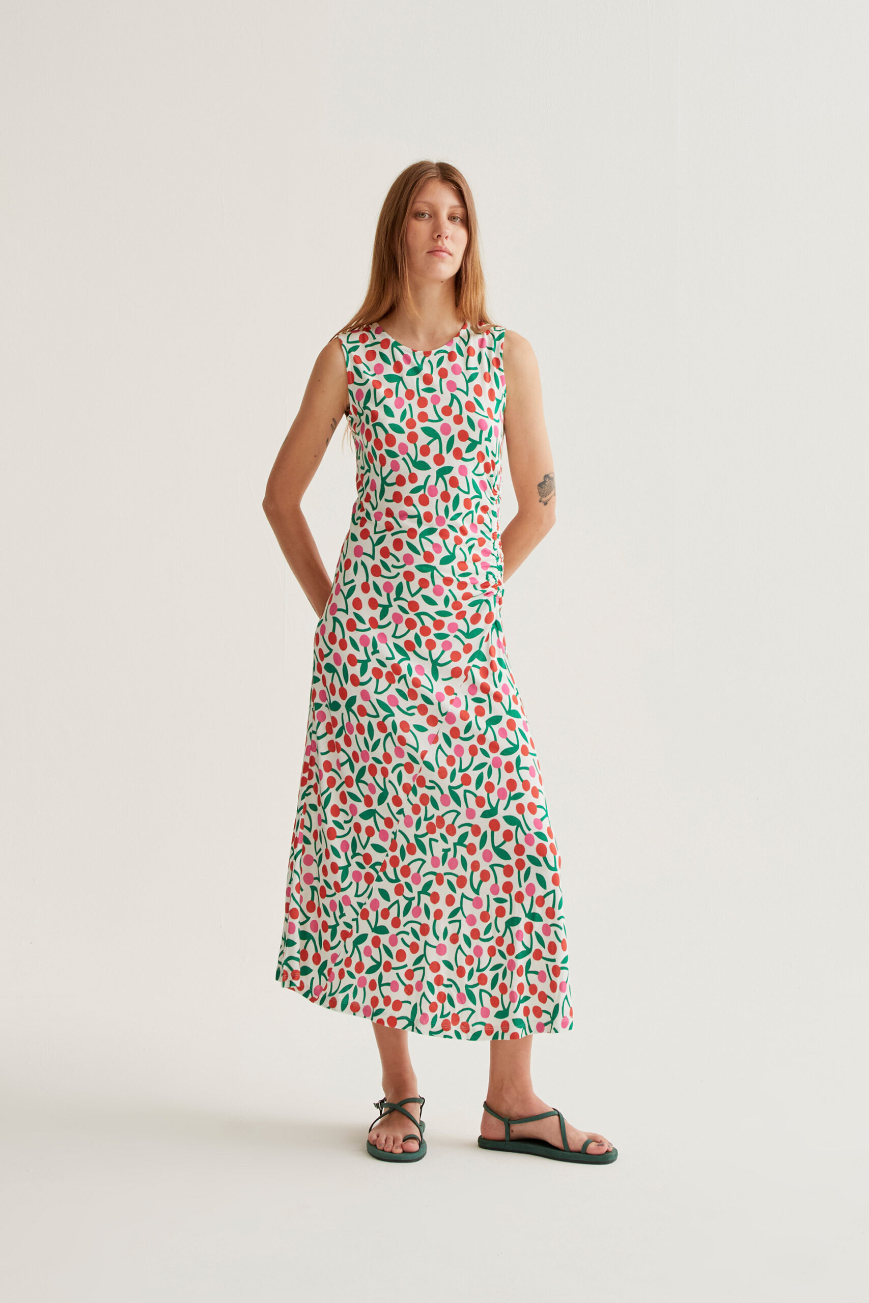 Μακρύ φόρεμα με μπορντό τύπωμα. Στρογγυλή λαιμόκοψη και αμάνικο. Λάστιχο στη μέση. Κρυφό κλείσιμο με κουμπιά στο πίσω μέρος. Το μοντέλο έχει ύψος 177 εκ. και φοράει μέγεθος S. Πλένεται στο πλυντήριο με κρύο νερό, όχι στεγνωτήριο, στέγνωμα στην σκιά, σιδερώνεται σε μέγιστη θερμοκρασία 110°C 100% Viscose Αποστολή σε όλη την Ελλάδα σε 1-3 ημέρες. Διαθέσιμο και στα φυσικά μας κατάστηματα YELLOW BUTTON Χρεμωνίδου & Δαμάρεως 61 Παγκράτι. Γρηγορίου Αυξεντίου 122 Άνω Ιλίσια Βάλτε τον κωδικό COMPANIA στο κουπόνι και κερδίστε 10% έκπτωση!