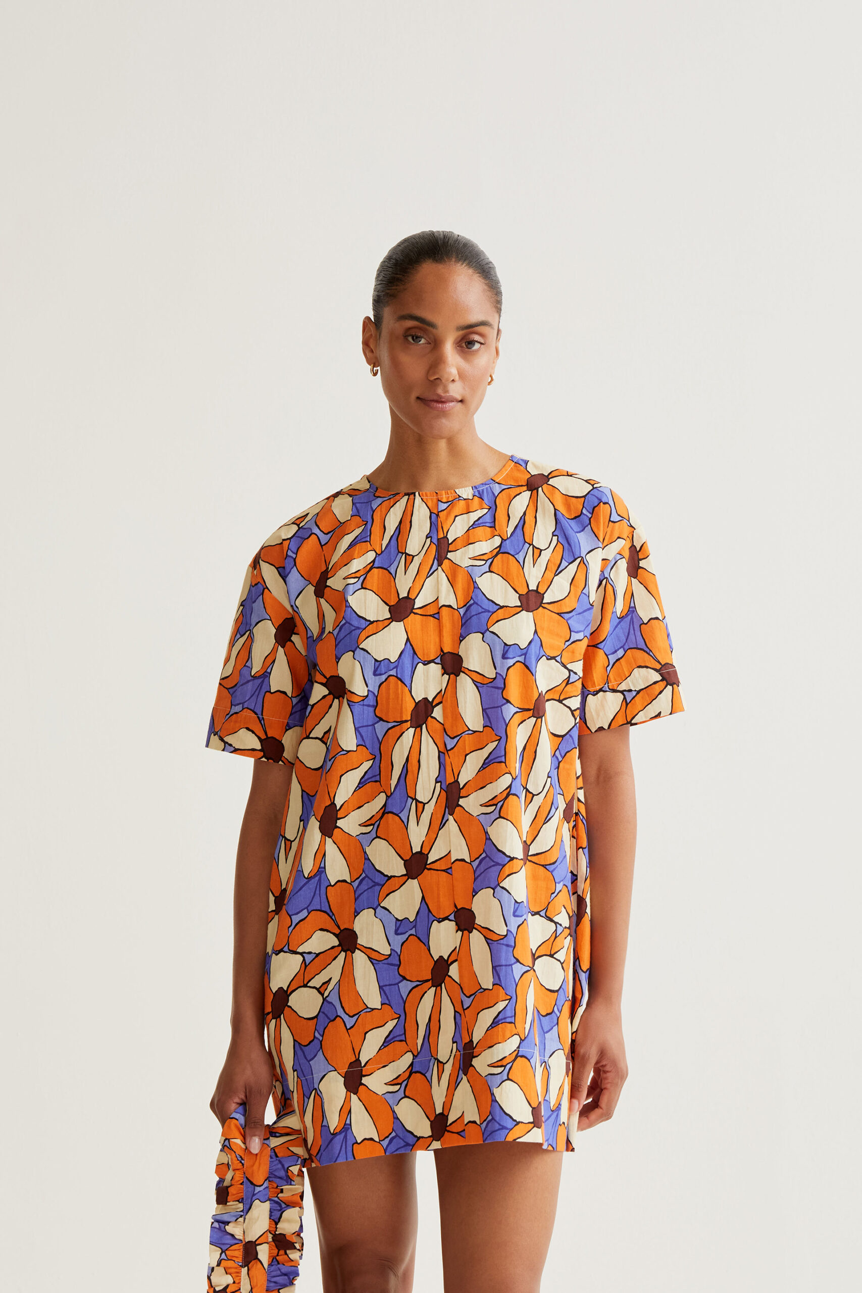 Κοντό φόρεμα από 100% βαμβάκι με τύπωμα κατιφέ. Στρογγυλή λαιμόκοψη και κοντά μανίκια. Κρυφό κλείσιμο με κουμπιά στο πίσω μέρος. Το μοντέλο έχει ύψος 175 εκ. και φοράει μέγεθος S. Πλένεται στο πλυντήριο με κρύο νερό, όχι στεγνωτήριο, στέγνωμα στην σκιά, σιδερώνεται σε μέγιστη θερμοκρασία 110°C 100% Cotton Αποστολή σε όλη την Ελλάδα σε 1-3 ημέρες. Διαθέσιμο και στα φυσικά μας κατάστηματα YELLOW BUTTON Χρεμωνίδου & Δαμάρεως 61 Παγκράτι. Γρηγορίου Αυξεντίου 122 Άνω Ιλίσια Βάλτε τον κωδικό COMPANIA στο κουπόνι και κερδίστε 10% έκπτωση!