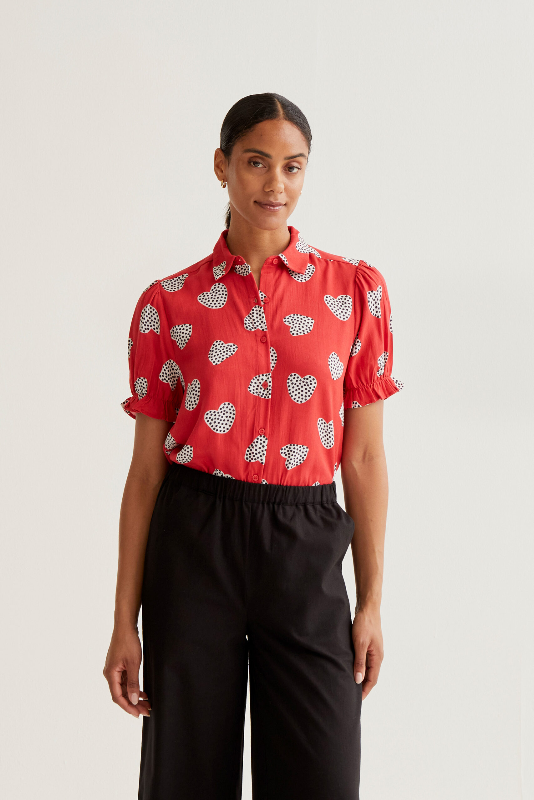 Πουκάμισο με στάμπα σε κόκκινο χρώμα. Διαθέτει γιακά με πέτο, κοντά, ελαφρώς φουσκωτά μανίκια με βολάν και κλείσιμο με κουμπιά μπροστά σε κόκκινο χρώμα. Το μοντέλο έχει ύψος 173 εκ. και φοράει μέγεθος S. Πλένεται στο πλυντήριο με κρύο νερό, όχι στεγνωτήριο, στέγνωμα στην σκιά, σιδερώνεται σε μέγιστη θερμοκρασία 110°C 100% Viscose Αποστολή σε όλη την Ελλάδα σε 1-3 ημέρες. Διαθέσιμο και στα φυσικά μας κατάστηματα YELLOW BUTTON Χρεμωνίδου & Δαμάρεως 61 Παγκράτι. Γρηγορίου Αυξεντίου 122 Άνω Ιλίσια Βάλτε τον κωδικό COMPANIA στο κουπόνι και κερδίστε 10% έκπτωση!