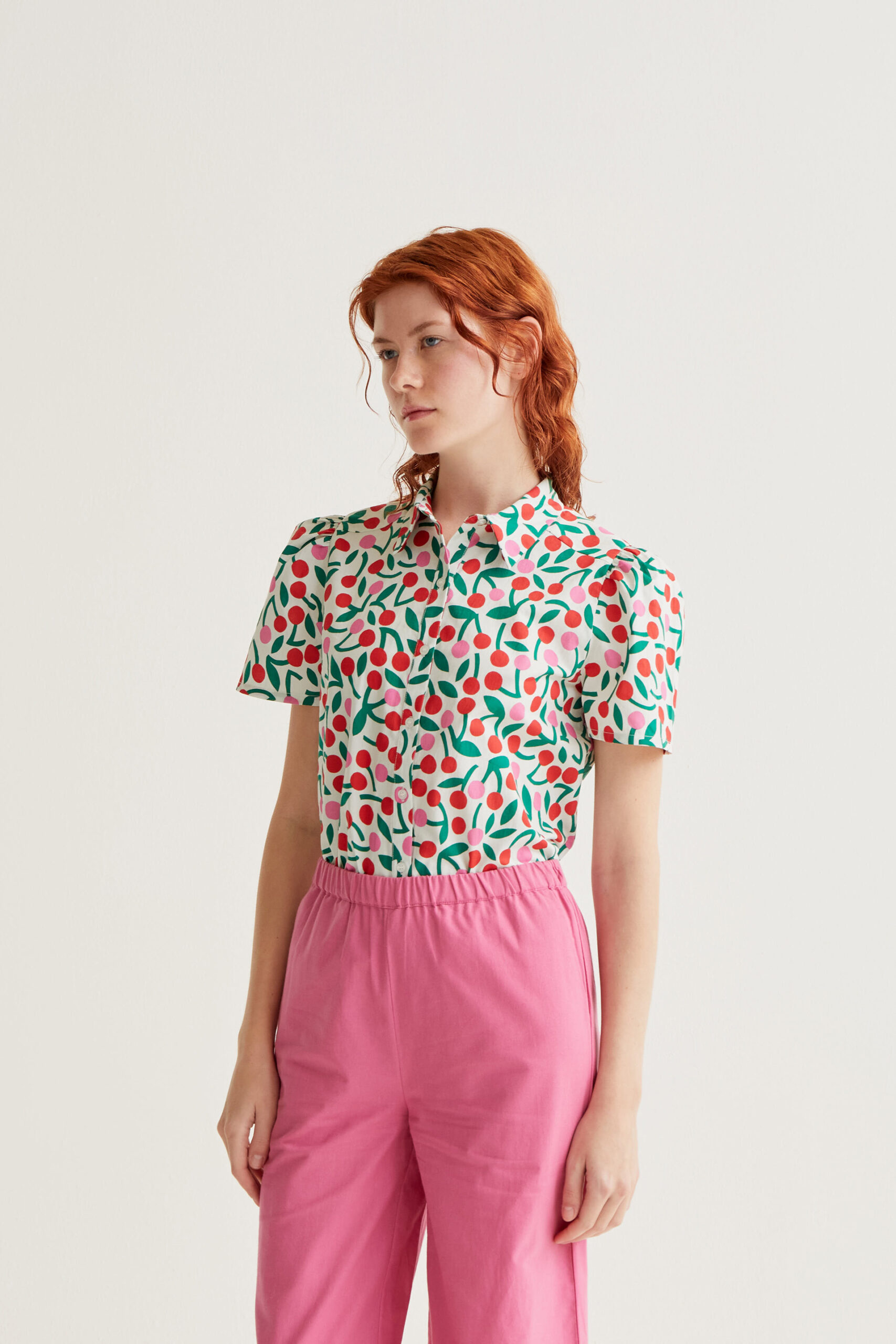 Πουκάμισο από 100% βαμβάκι με στάμπα κερασιού. Γιακάς με πέτο και ελαφρώς φουσκωτά κοντά μανίκια. Κλείσιμο μπροστά με κουμπιά και λευκά κουμπιά. Το μοντέλο έχει ύψος 175 εκ. και φοράει μέγεθος S. Πλένεται στο πλυντήριο με κρύο νερό, όχι στεγνωτήριο, στέγνωμα στην σκιά, σιδερώνεται σε μέγιστη θερμοκρασία 110°C 100% Cotton Αποστολή σε όλη την Ελλάδα σε 1-3 ημέρες. Διαθέσιμο και στα φυσικά μας κατάστηματα YELLOW BUTTON Χρεμωνίδου & Δαμάρεως 61 Παγκράτι. Γρηγορίου Αυξεντίου 122 Άνω Ιλίσια Βάλτε τον κωδικό COMPANIA στο κουπόνι και κερδίστε 10% έκπτωση!