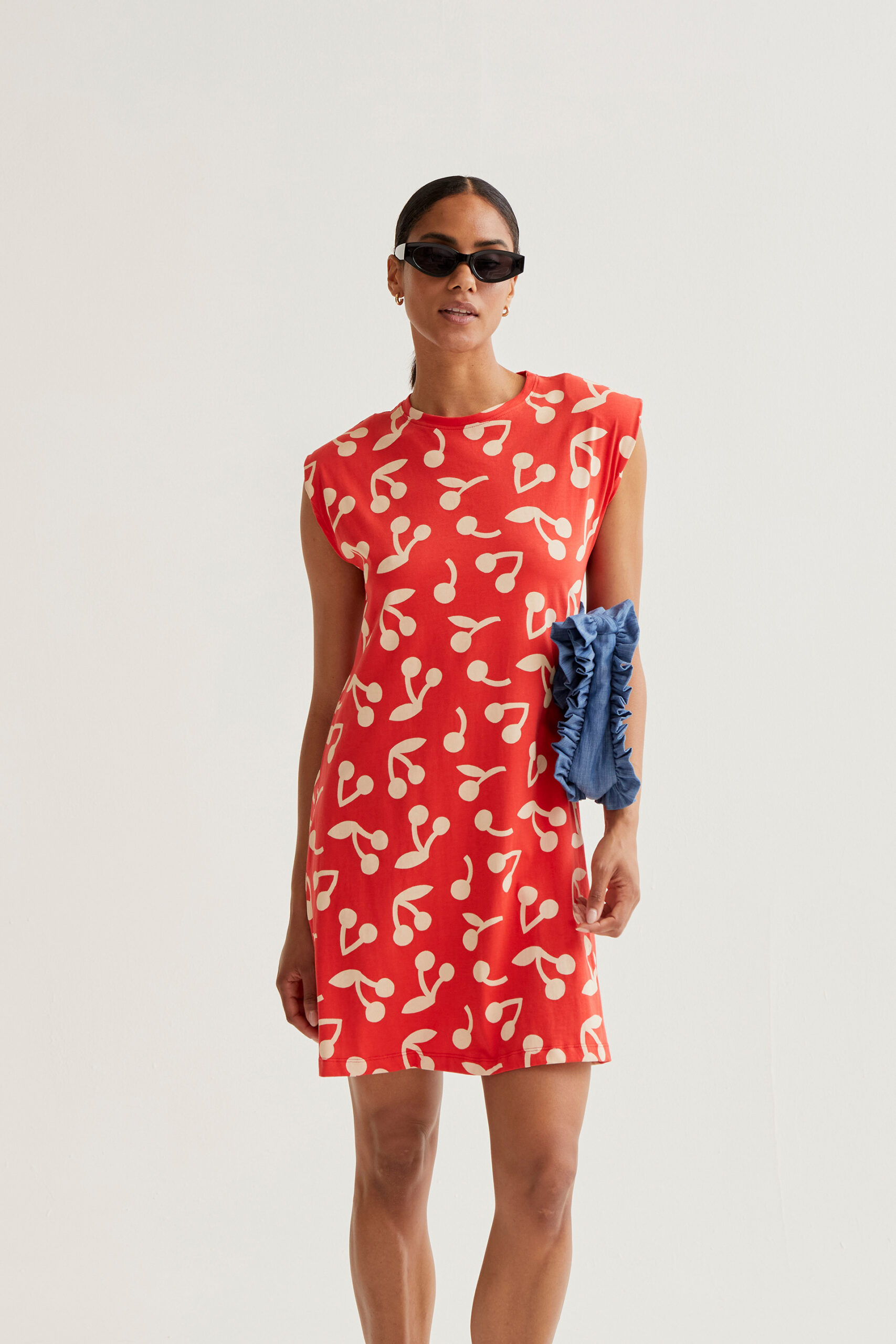 Φόρεμα από 100% βαμβάκι με τύπωμα Cherry. Στρογγυλή λαιμόκοψη και αμάνικο. Το μοντέλο έχει ύψος 177 εκ. και φοράει μέγεθος S. Πλένεται στο πλυντήριο με κρύο νερό, όχι στεγνωτήριο, στέγνωμα στην σκιά, σιδερώνεται σε μέγιστη θερμοκρασία 110°C 100% Cotton Αποστολή σε όλη την Ελλάδα σε 1-3 ημέρες. Διαθέσιμο και στα φυσικά μας κατάστηματα YELLOW BUTTON                                        Χρεμωνίδου & Δαμάρεως 61 Παγκράτι. Γρηγορίου Αυξεντίου 122 Άνω Ιλίσια Βάλτε τον κωδικό COMPANIA στο κουπόνι και κερδίστε 10% έκπτωση!