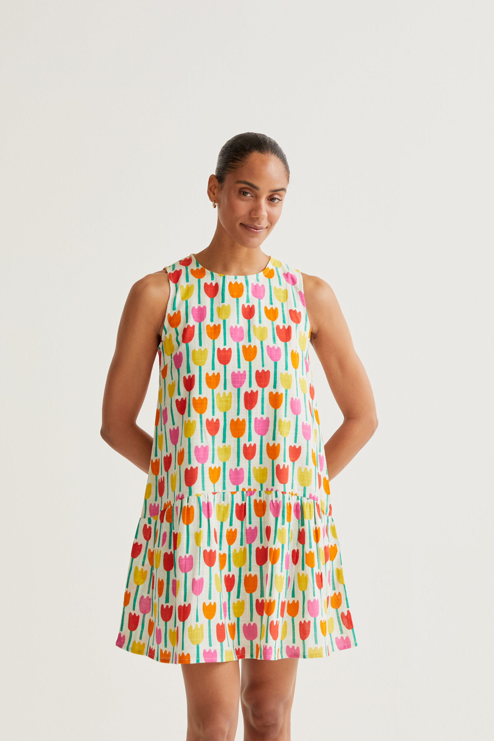 Κοντό φόρεμα 100% βαμβάκι με τύπωμα πολύχρωμες τουλίπες. Στρογγυλή λαιμόκοψη και βαμβακερή φόδρα. Το μοντέλο έχει ύψος 177 εκ. και φοράει μέγεθος S. Πλένεται στο πλυντήριο με κρύο νερό, όχι στεγνωτήριο, στέγνωμα στην σκιά, σιδερώνεται σε μέγιστη θερμοκρασία 110°C 100% Cotton Αποστολή σε όλη την Ελλάδα σε 1-3 ημέρες. Διαθέσιμο και στα φυσικά μας κατάστηματα YELLOW BUTTON Χρεμωνίδου & Δαμάρεως 61 Παγκράτι. Γρηγορίου Αυξεντίου 122 Άνω Ιλίσια Βάλτε τον κωδικό COMPANIA στο κουπόνι και κερδίστε 10% έκπτωση!