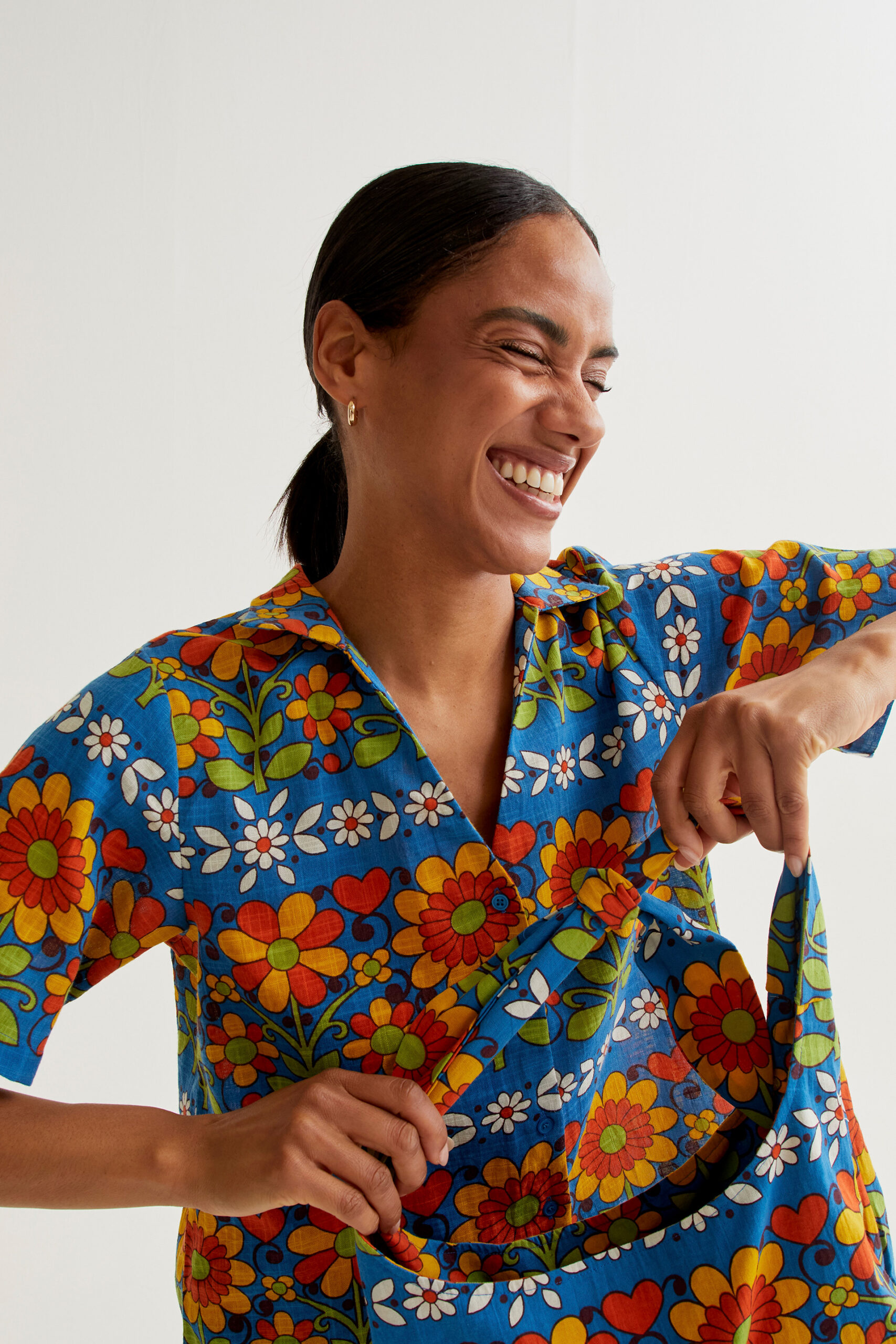 Πουκάμισο από 100% βαμβάκι με τύπωμα πολύχρωμα λουλούδια.. Με V πέτο γιακά και κλείσιμο μπροστά με κουμπιά. Το μοντέλο έχει ύψος 177 εκ. και φοράει μέγεθος S. Πλένεται στο πλυντήριο με κρύο νερό, όχι στεγνωτήριο, στέγνωμα στην σκιά, σιδερώνεται σε μέγιστη θερμοκρασία 110°C 100% Cotton Αποστολή σε όλη την Ελλάδα σε 1-3 ημέρες. Διαθέσιμο και στα φυσικά μας κατάστηματα YELLOW BUTTON Χρεμωνίδου & Δαμάρεως 61 Παγκράτι. Γρηγορίου Αυξεντίου 122 Άνω Ιλίσια Βάλτε τον κωδικό COMPANIA στο κουπόνι και κερδίστε 10% έκπτωση!