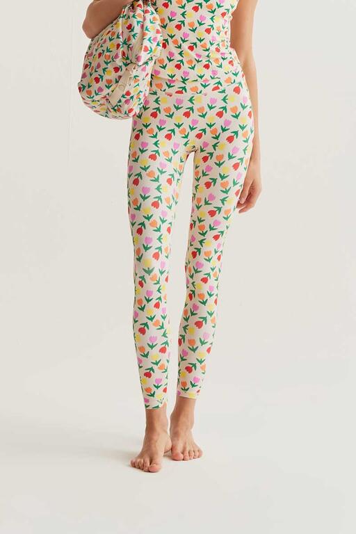 Κολάν γυμναστηρίου με Tulip print. Απαλή βισκόζ υφή, δεν κρατά τον ιδρώτα. 75% Polyamid 25% Viscose Το μοντέλο έχει ύψος 175 εκ. και φοράει μέγεθος S. Πλένεται στο πλυντήριο με κρύο νερό, όχι στεγνωτήριο, στέγνωμα στην σκιά, σιδερώνεται σε μέγιστη θερμοκρασία 110°C Αποστολή σε όλη την Ελλάδα σε 1-3 ημέρες. Διαθέσιμο και στα φυσικά μας κατάστηματα YELLOW BUTTON Χρεμωνίδου & Δαμάρεως 61 Παγκράτι. Γρηγορίου Αυξεντίου 122 Άνω Ιλίσια Βάλτε τον κωδικό COMPANIA στο κουπόνι και κερδίστε 10% έκπτωση!