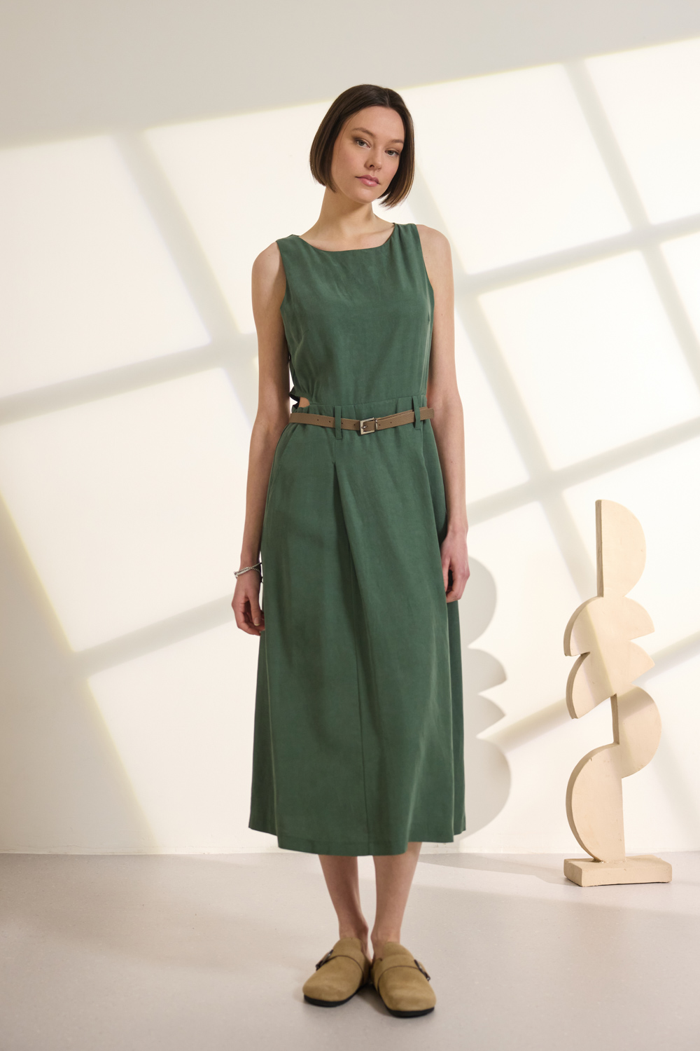 Μidi φόρεμα από lyocell με λινό. Η εφαρμογή σε χαλαρή γραμμή, αγκαλιάζει απαλά το σώμα. Διαθέτει κομψή λαιμόκοψη και αμάνικο σχεδιασμό, ενώ οι δύο μπροστινές πιέτες και το διακριτικό cut out προσθέτει μια μοντέρνα λεπτομέρεια που ξεχωρίζει. Διαθέτει θυλάκια και αποσπώμενη ζώνη που αναδεικνύει τη μέση, επιτρέποντας διαφορετικούς τρόπους styling καθώς και πρακτικές τσέπες στα πλαϊνά. Ολοκληρώνεται με αόρατο φερμουάρ στο πίσω μέρος, προσφέροντας άνετη εφαρμογή κολακεύοντας κάθε σιλουέτα. “Αυτό το προϊόν έχει φτιαχτεί με αγάπη και σεβασμό στο περιβάλλον χρησιμοποιώντας φυσικές ίνες.” 95% Λυοσέλ-5% Λινό Το μοντέλο φοράει μέγεθος S. Τα ρούχα Namaste σχεδιάζονται και ράβονται στην Ελλάδα. Δωρεάν αποστολή σε 1-3 μέρες σε όλη την Ελλάδα. Διαθέσιμο και στα φυσικά καταστήματα YELLOW BUTTON Χρεμωνίδου & Δαμάρεως 61 Παγκράτι