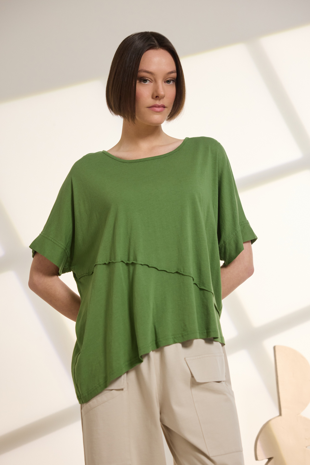 Σχεδιαστική μπλούζα jersey με μείγμα 50% οργανικό βαμβάκι και 50% modal, που συνδυάζει απαλή αίσθηση και φυσική ελαστικότητα. Διαθέτει στρογγυλή λαιμόκοψη, φαρδιά γραμμή και κοντά μανίκια με φάσα. Το ασύμμετρο τελείωμα, σε συνδυασμό με τη διακοσμητική ραφή με ξέφτια μπροστά και τον διακοσμητικό ωμίτη από ξέφτια στο πίσω μέρος, προσδίδουν μοναδική λεπτομέρεια κάνοντας την ιδανική για casual εμφανίσεις. “Αυτό το προϊόν έχει φτιαχτεί με αγάπη και σεβασμό στο περιβάλλον χρησιμοποιώντας φυσικές ίνες.” 50% Οργανικό Βαμβάκι - 50% Μοντάλ Το μοντέλο φοράει μέγεθος S. Τα ρούχα Namaste σχεδιάζονται και ράβονται στην Ελλάδα. Δωρεάν αποστολή σε 1-3 μέρες σε όλη την Ελλάδα. Διαθέσιμο και στα φυσικά καταστήματα YELLOW BUTTON Χρεμωνίδου & Δαμάρεως 61 Παγκράτι